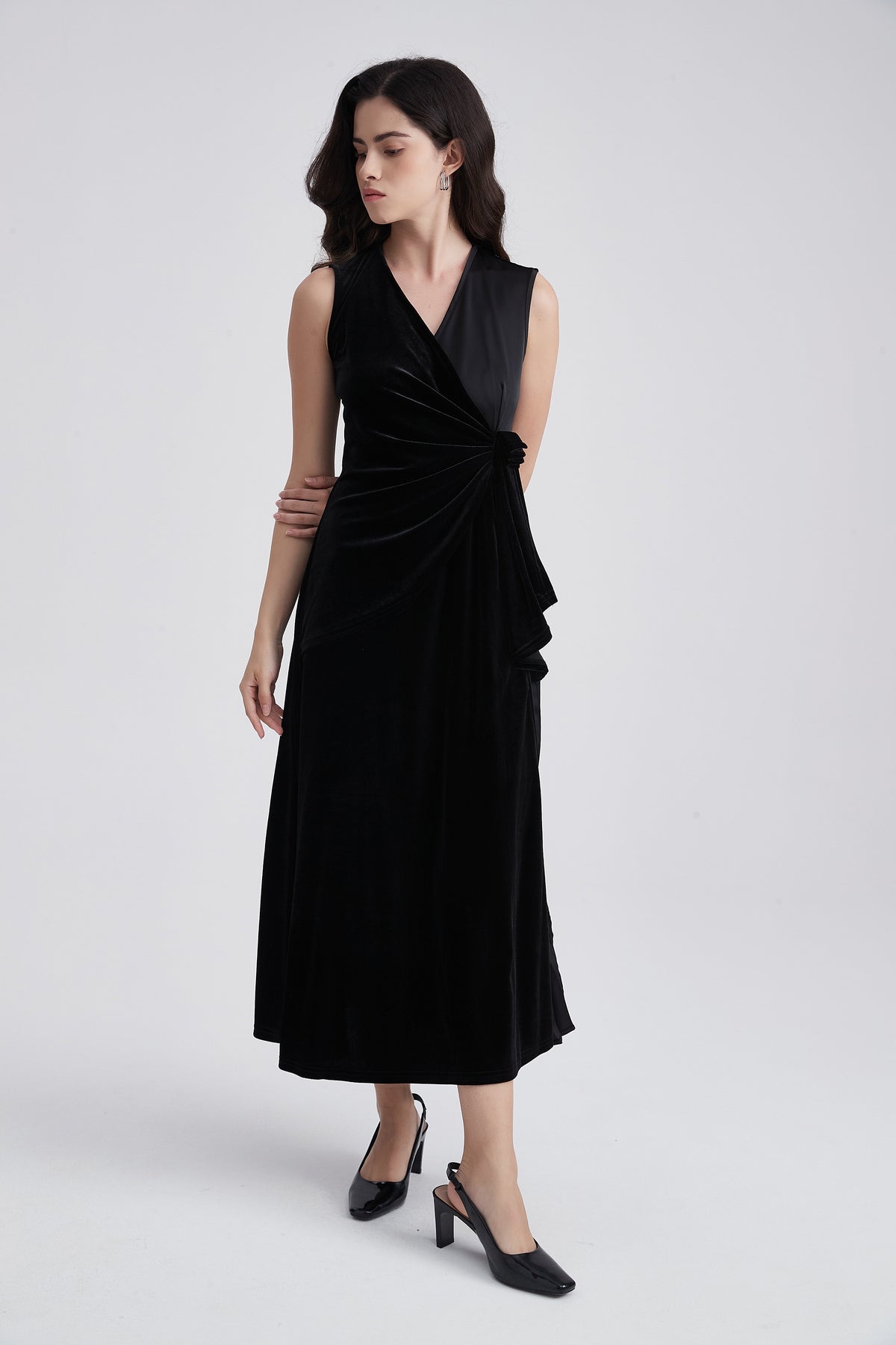 Sleeveless Midi Dress with V-Neck and Pleats