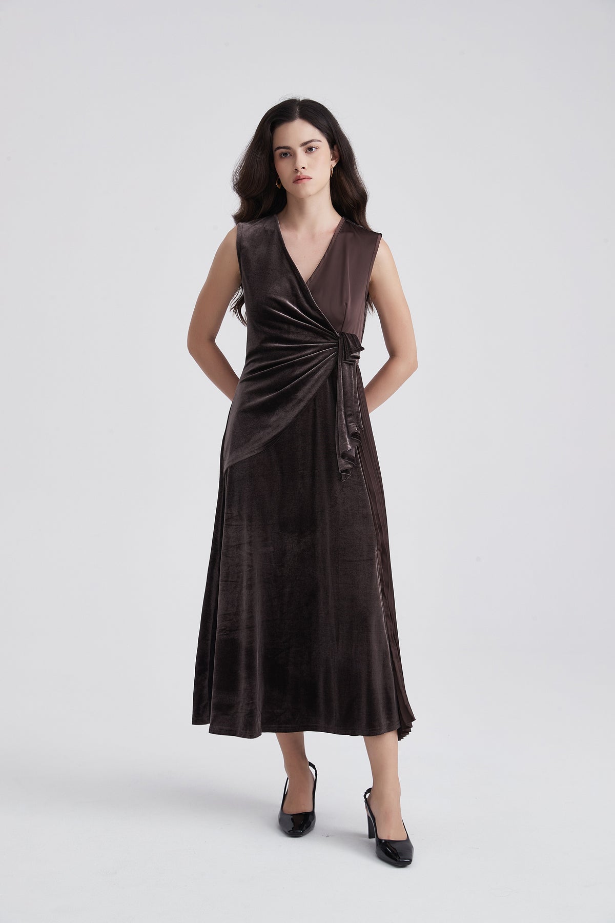 Sleeveless Midi Dress with V-Neck and Pleats
