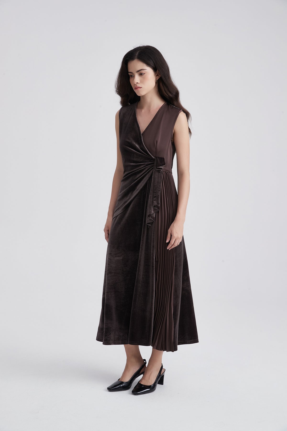 Sleeveless Midi Dress with V-Neck and Pleats