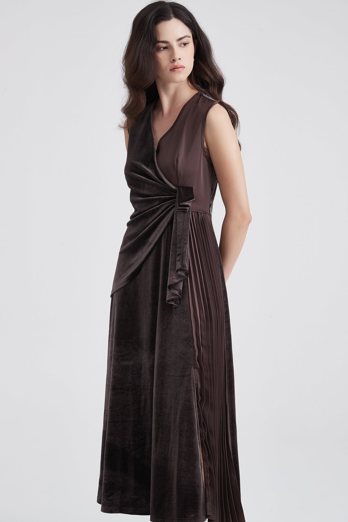 Sleeveless Midi Dress with V-Neck and Pleats