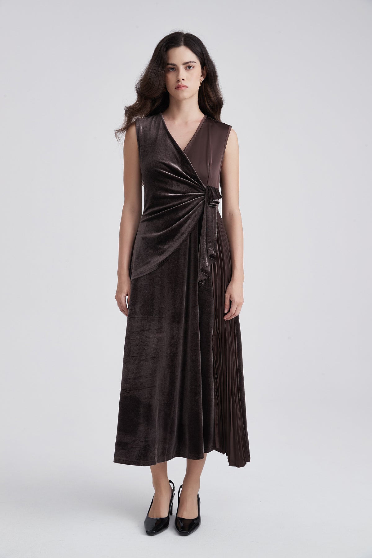 Sleeveless Midi Dress with V-Neck and Pleats