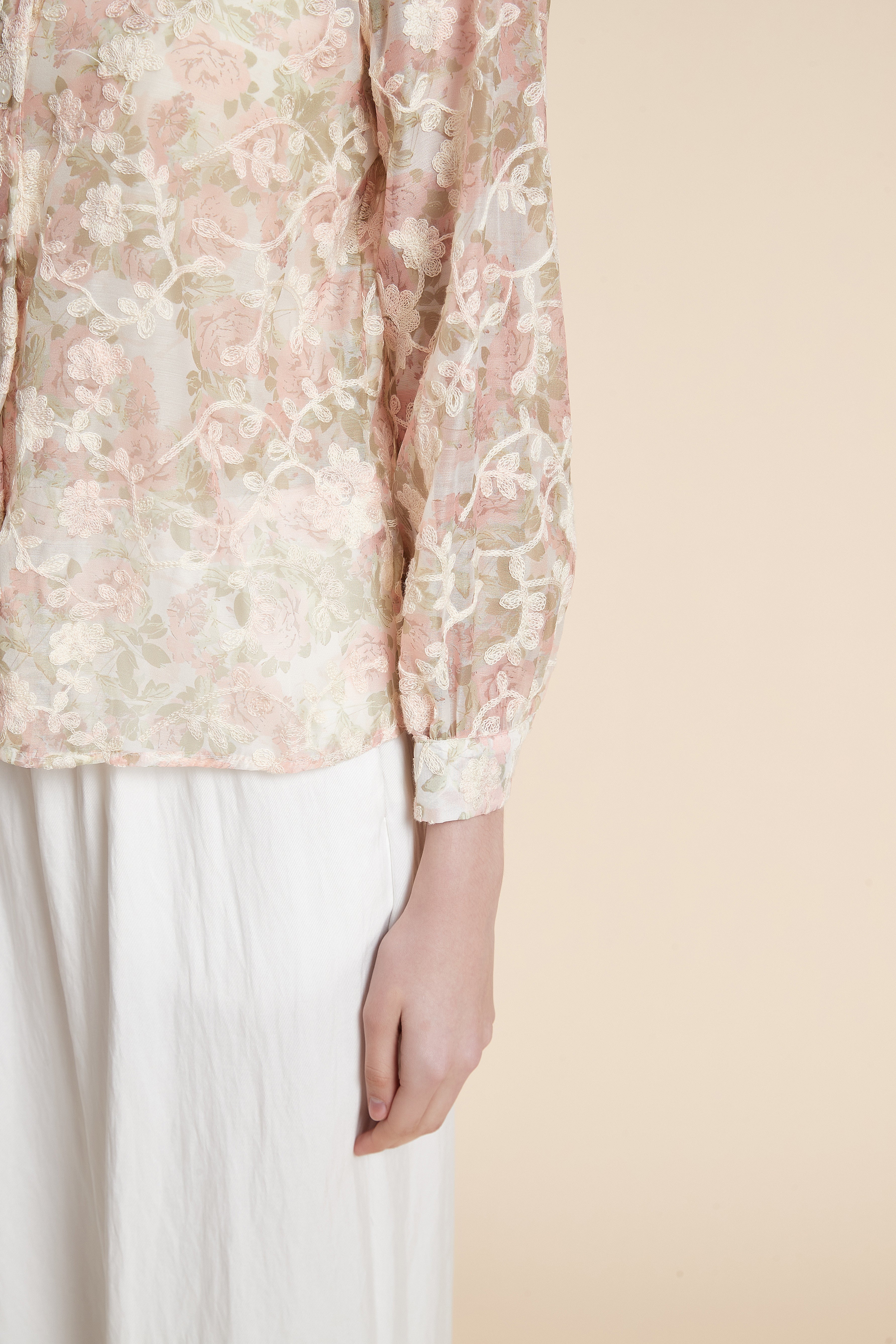 قميص مطرز بأكمام طويلة شفاف