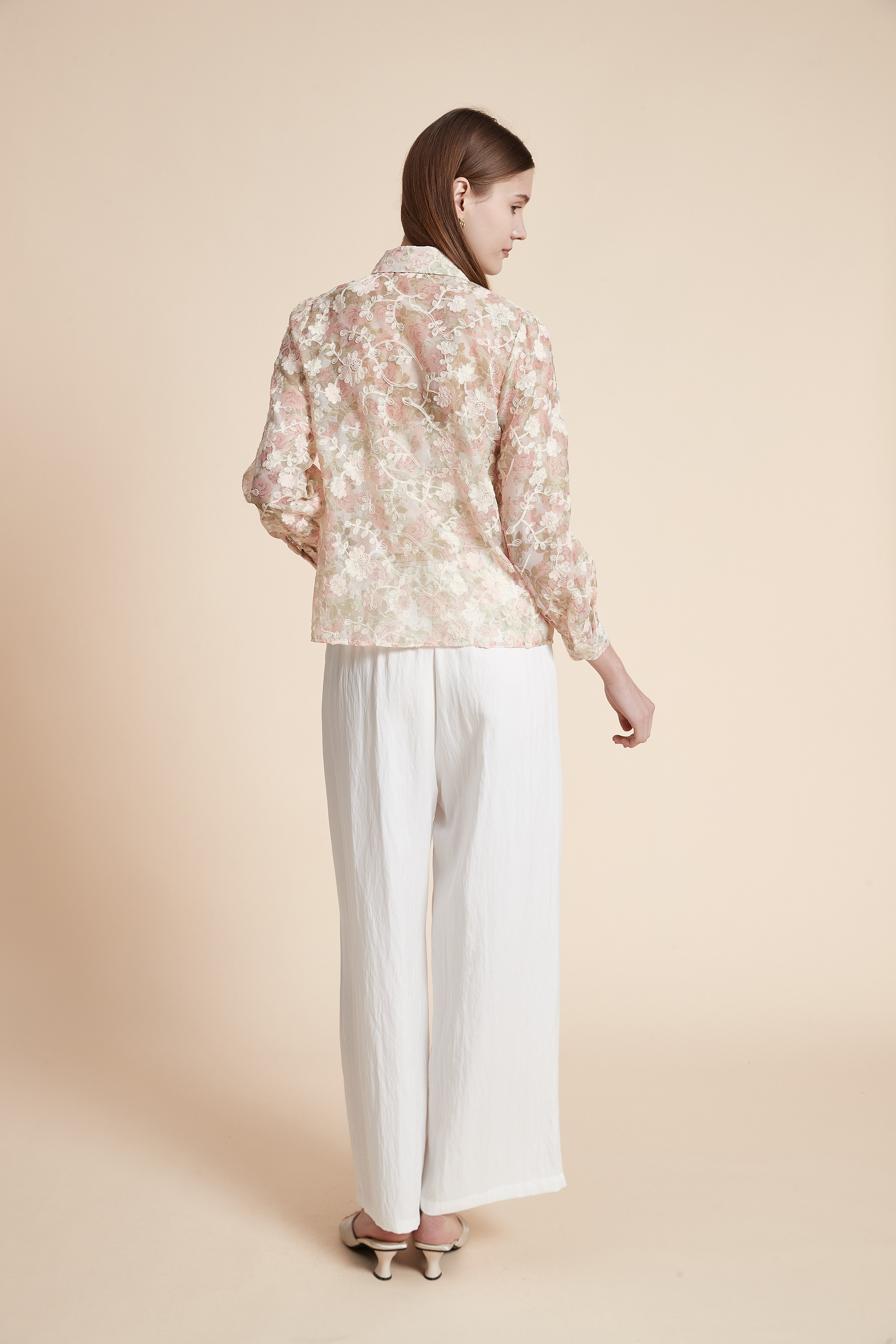 قميص مطرز بأكمام طويلة شفاف