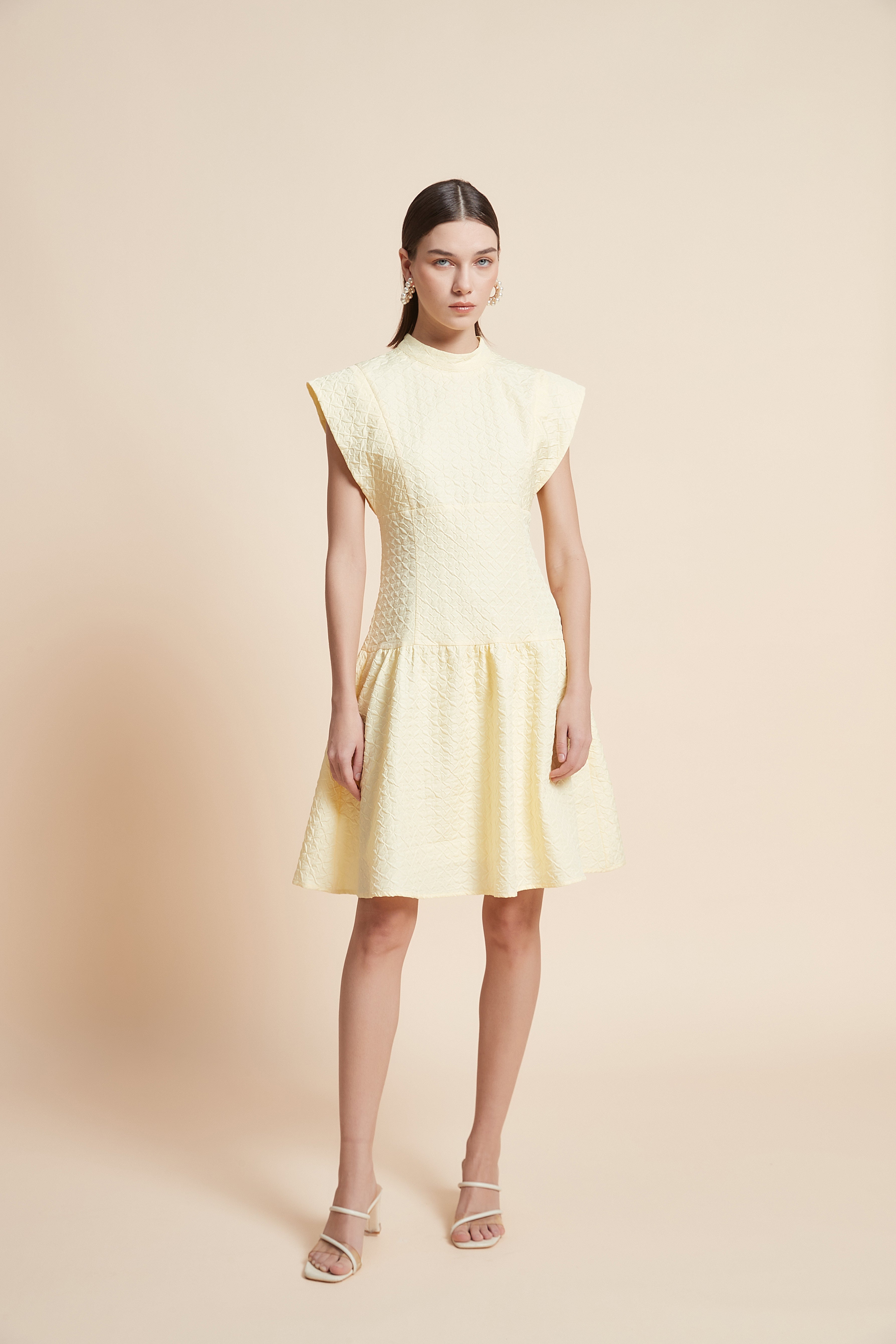 فستان بدون كم سادة بطول الركبة