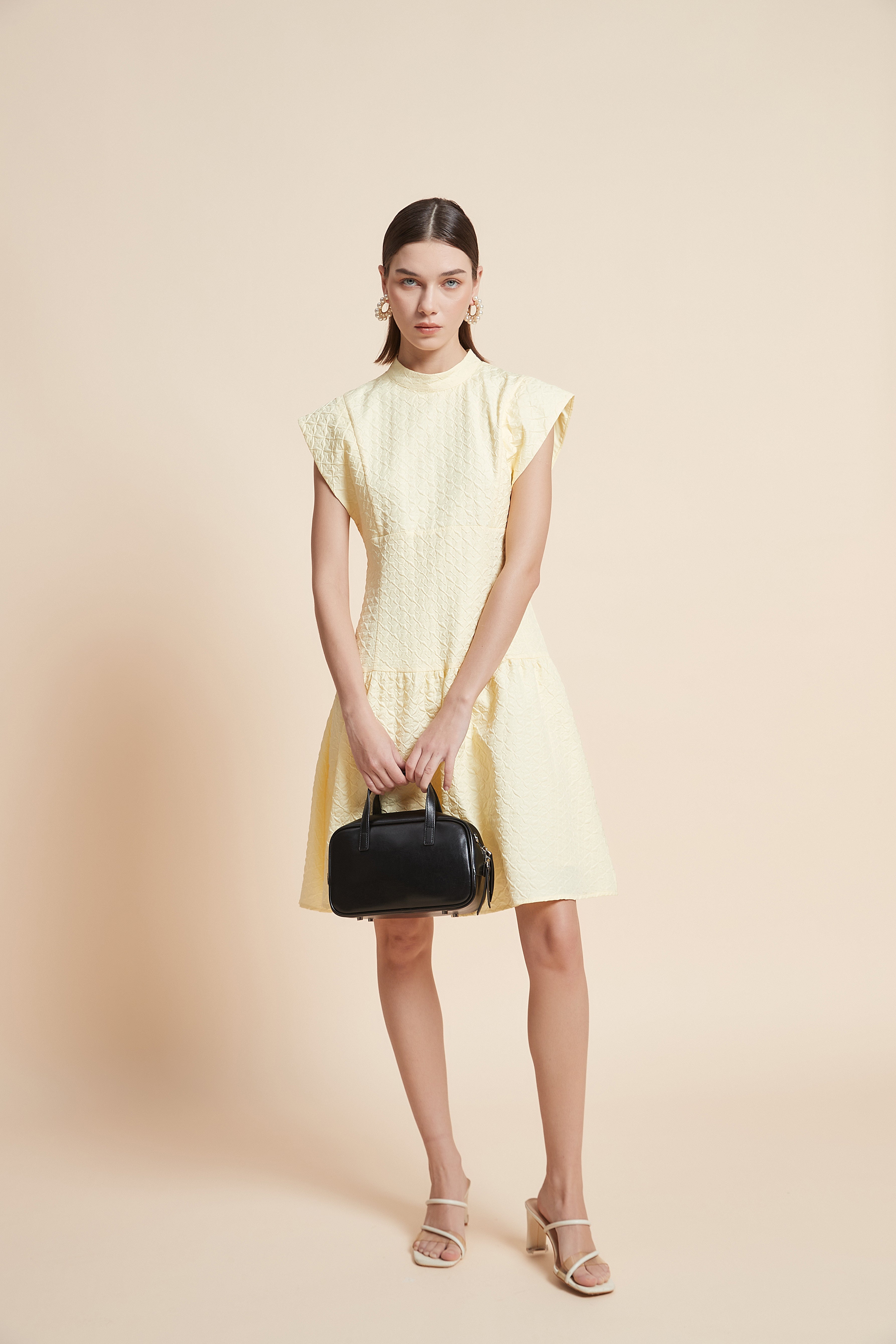 فستان بدون كم سادة بطول الركبة