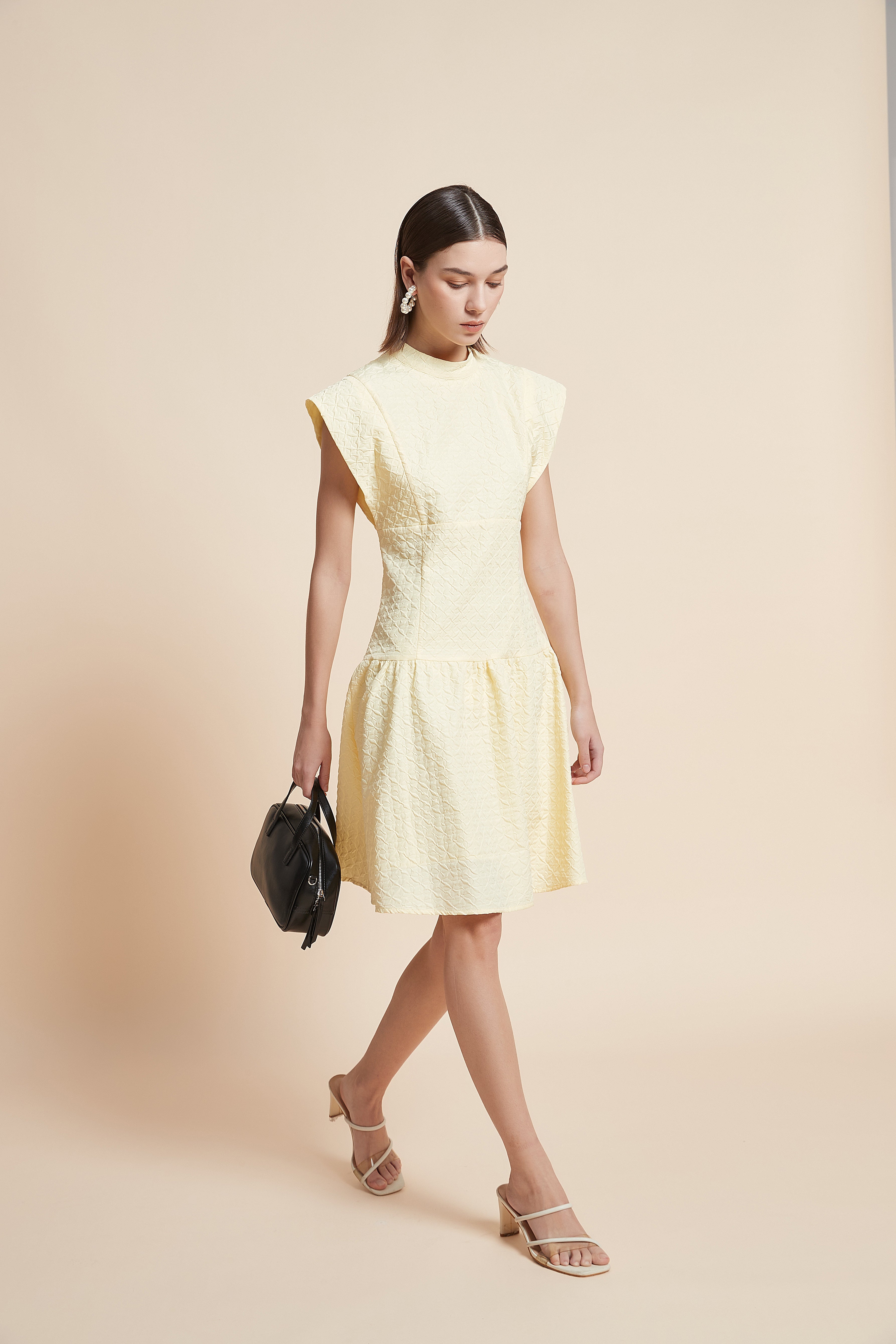 فستان بدون كم سادة بطول الركبة