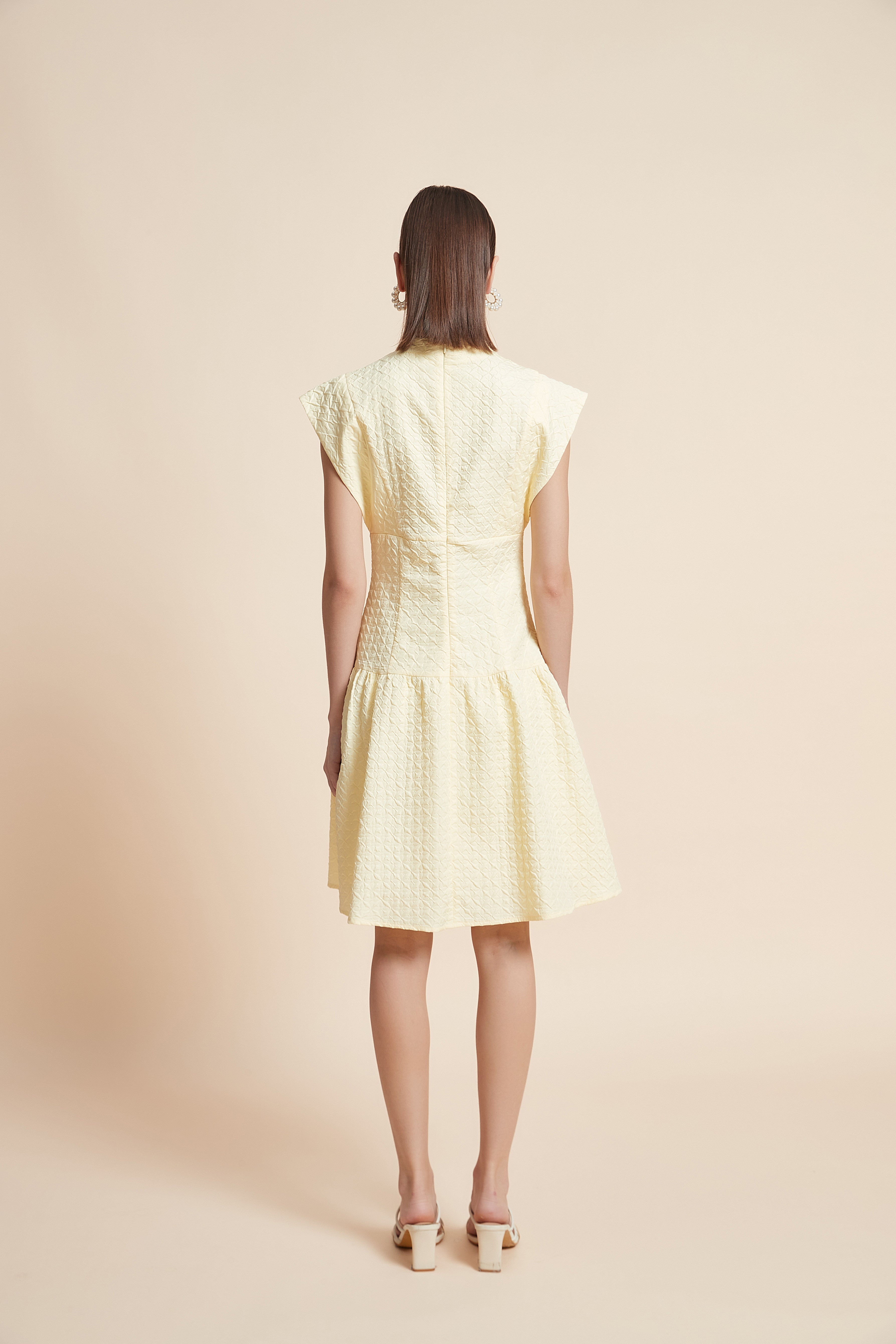 فستان بدون كم سادة بطول الركبة