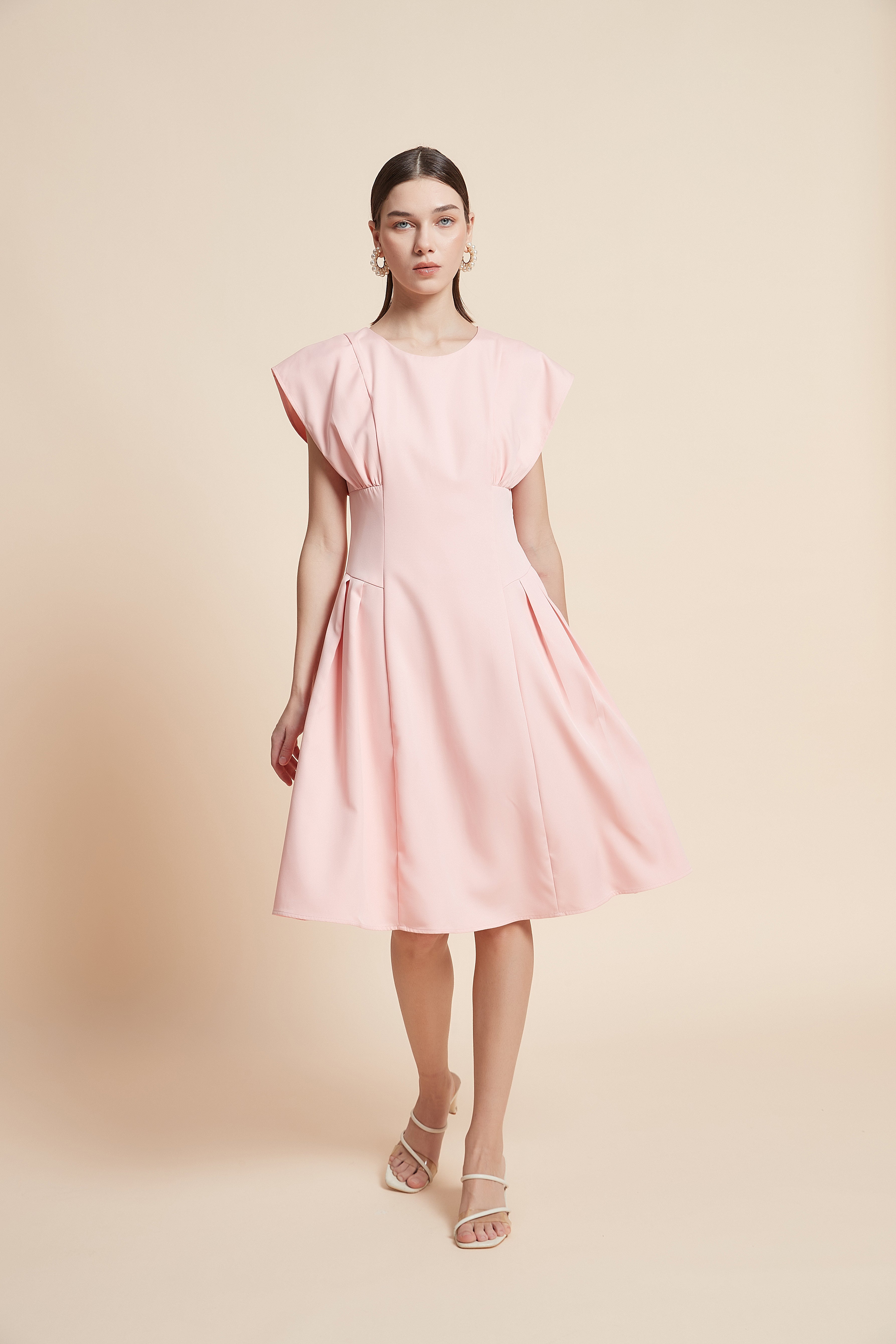 فستان بدون كم سادة بطول الركبة