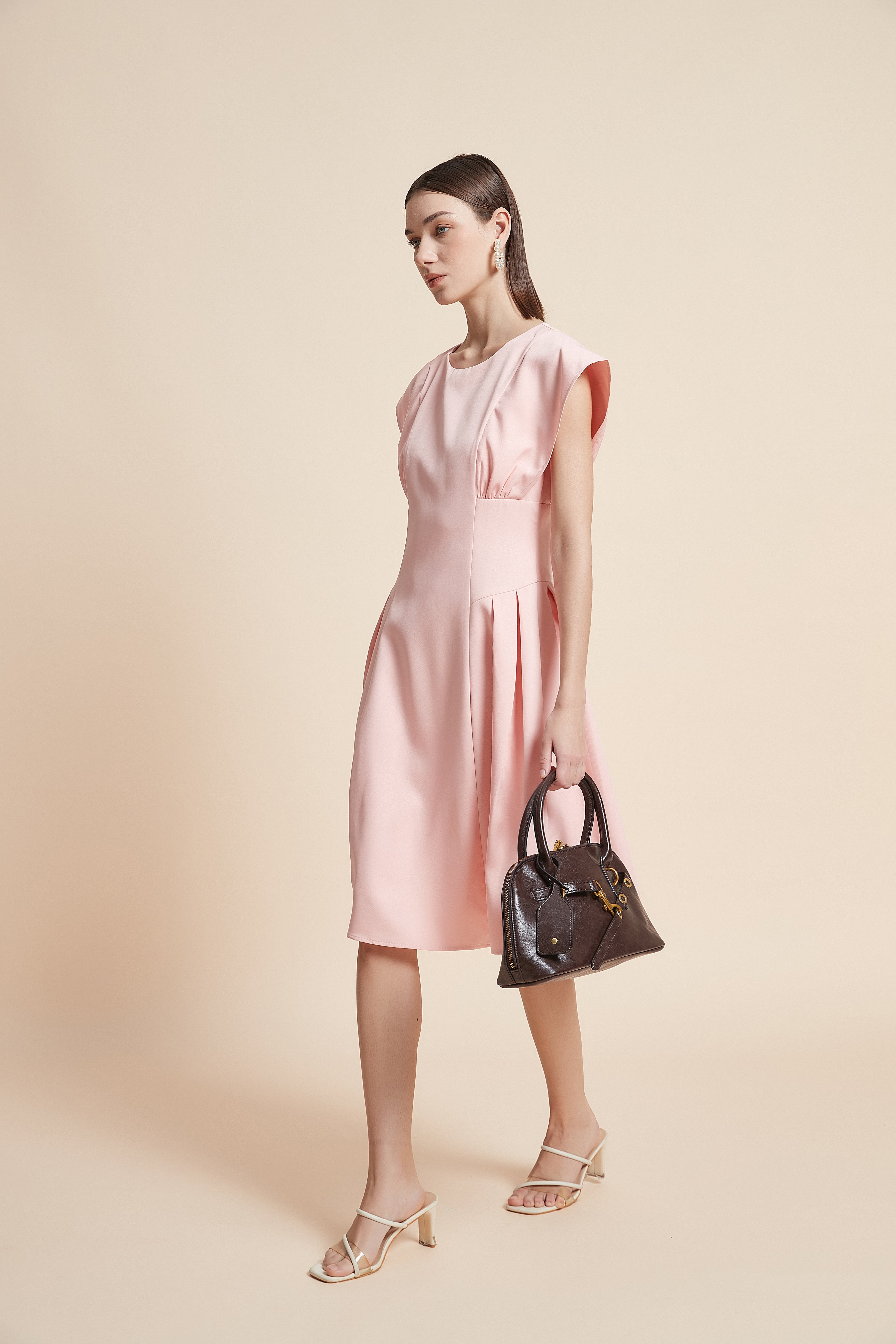 فستان بدون كم سادة بطول الركبة