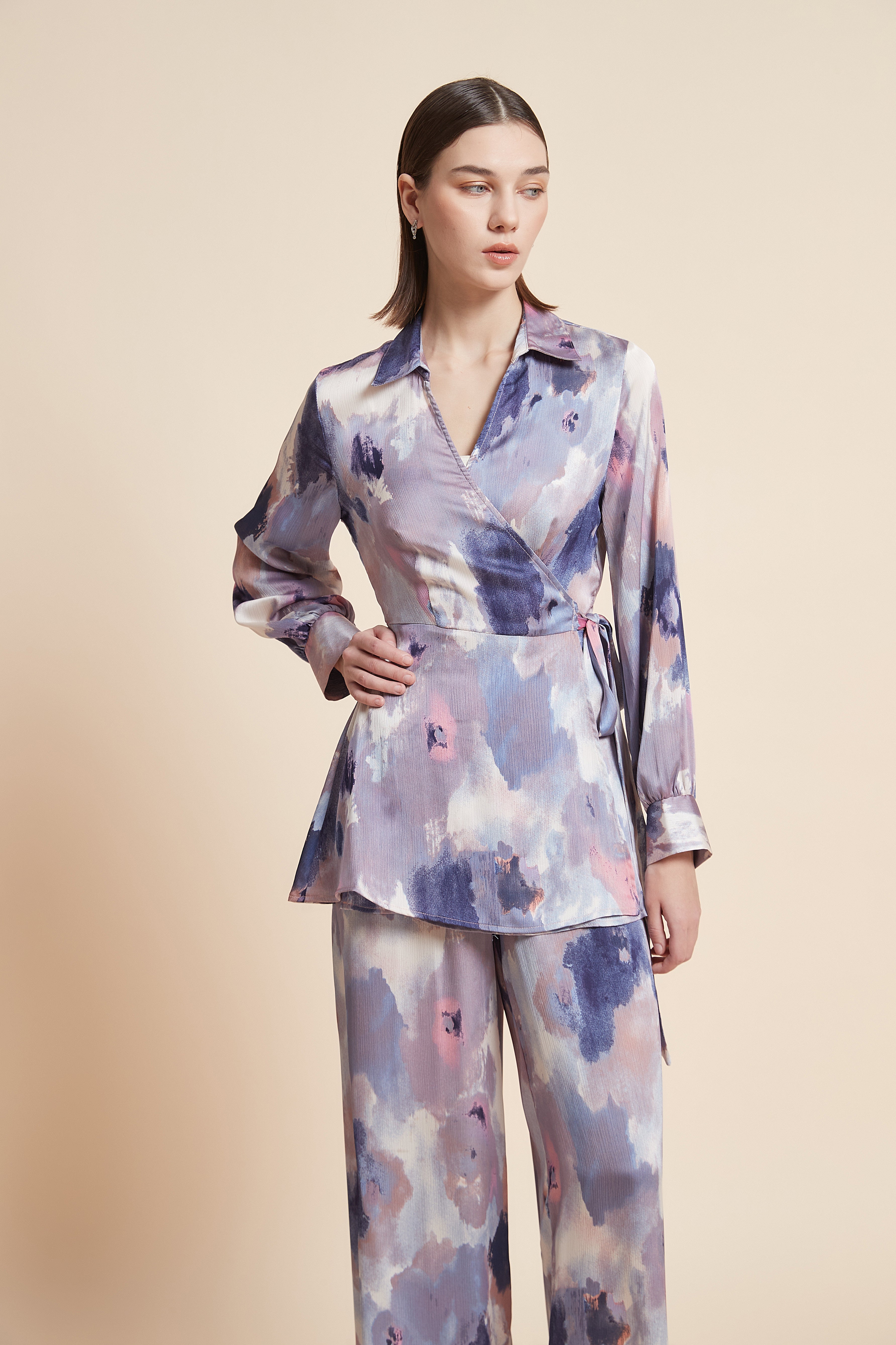 بلوزة كم طويل مطبوعة بطول الخاصرة