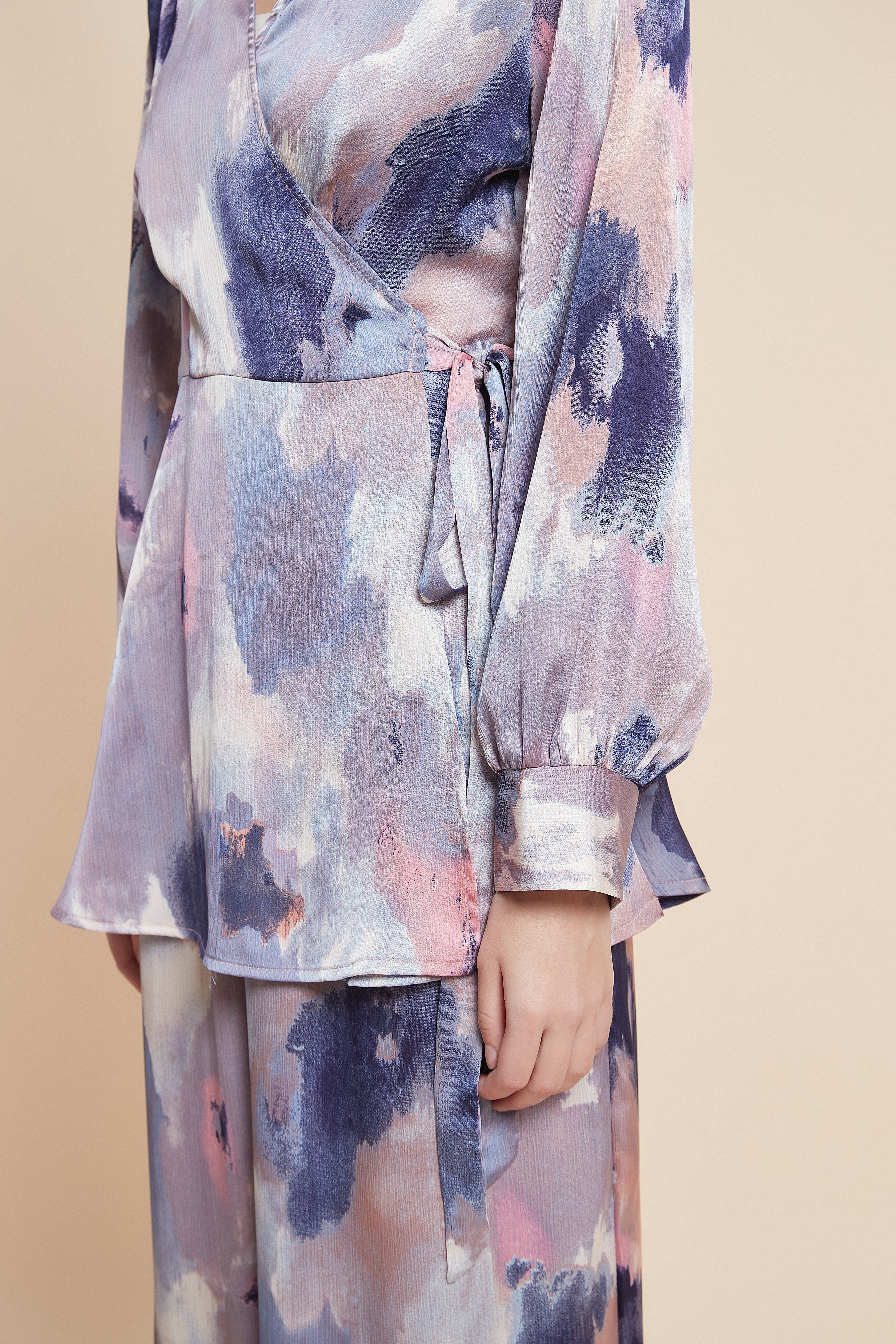 بلوزة كم طويل مطبوعة بطول الخاصرة