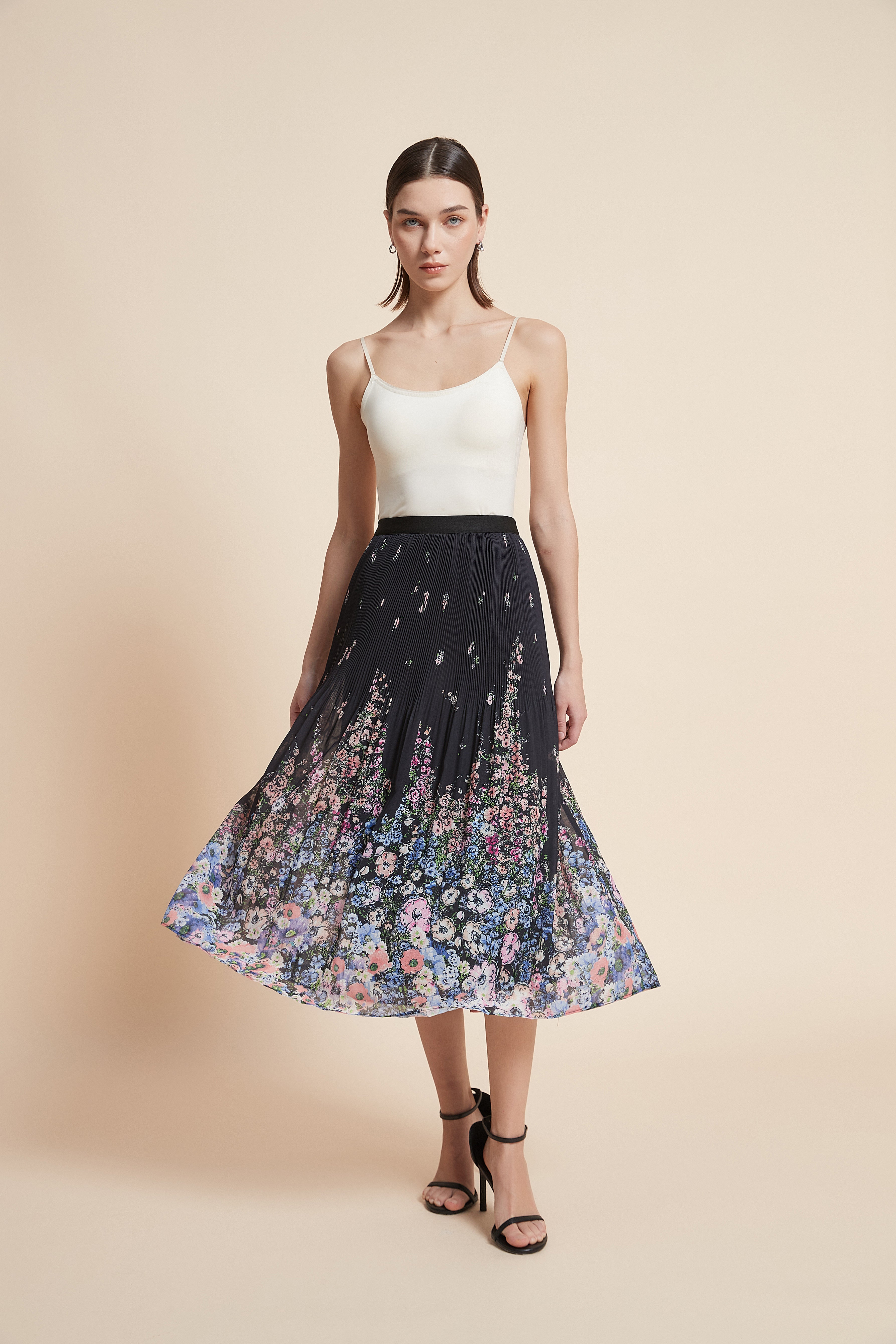 تنورة ميدي موردة بقصة واسعة