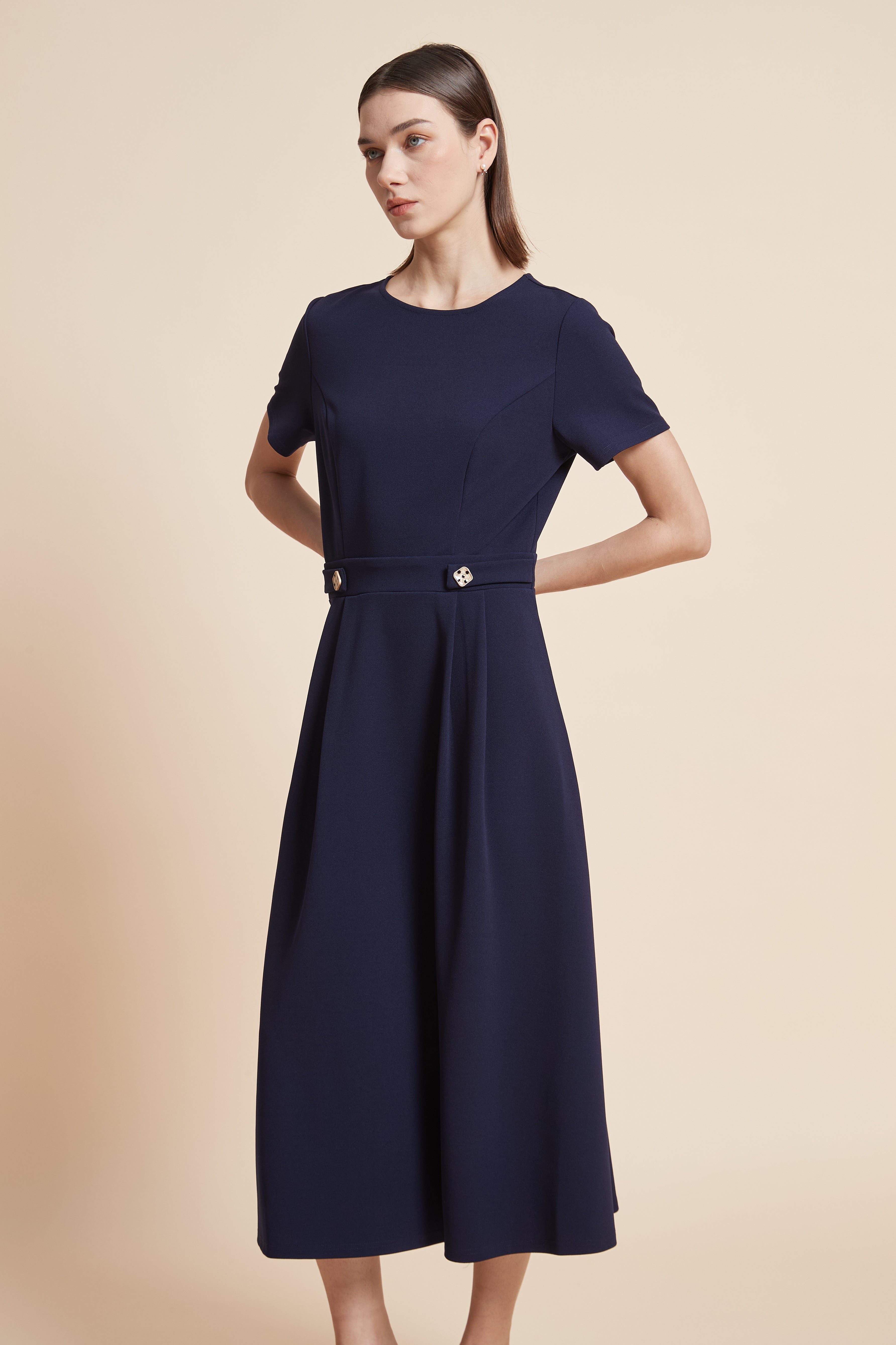 فستان ميدي نصف كم بقصة واسعة