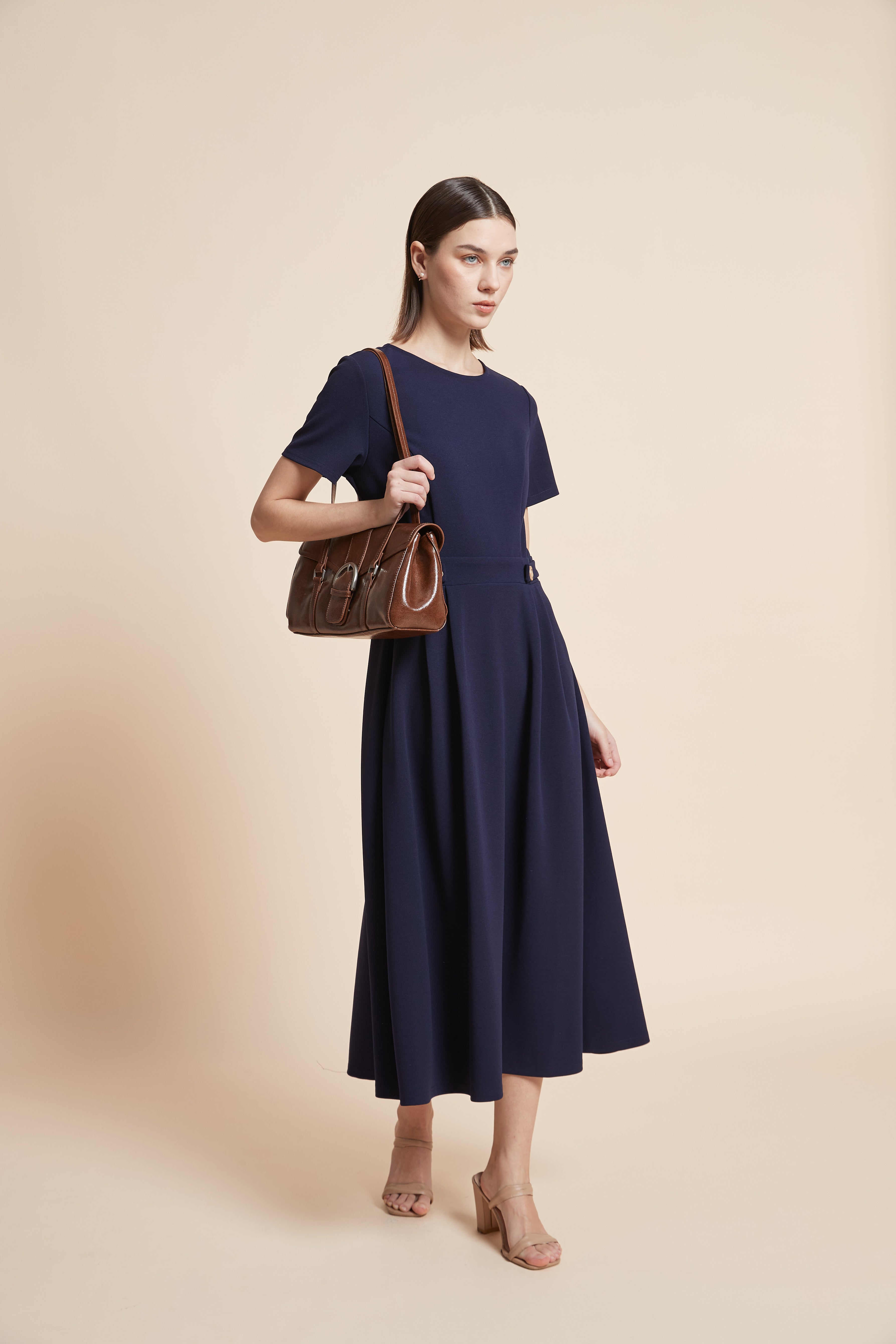 فستان ميدي نصف كم بقصة واسعة