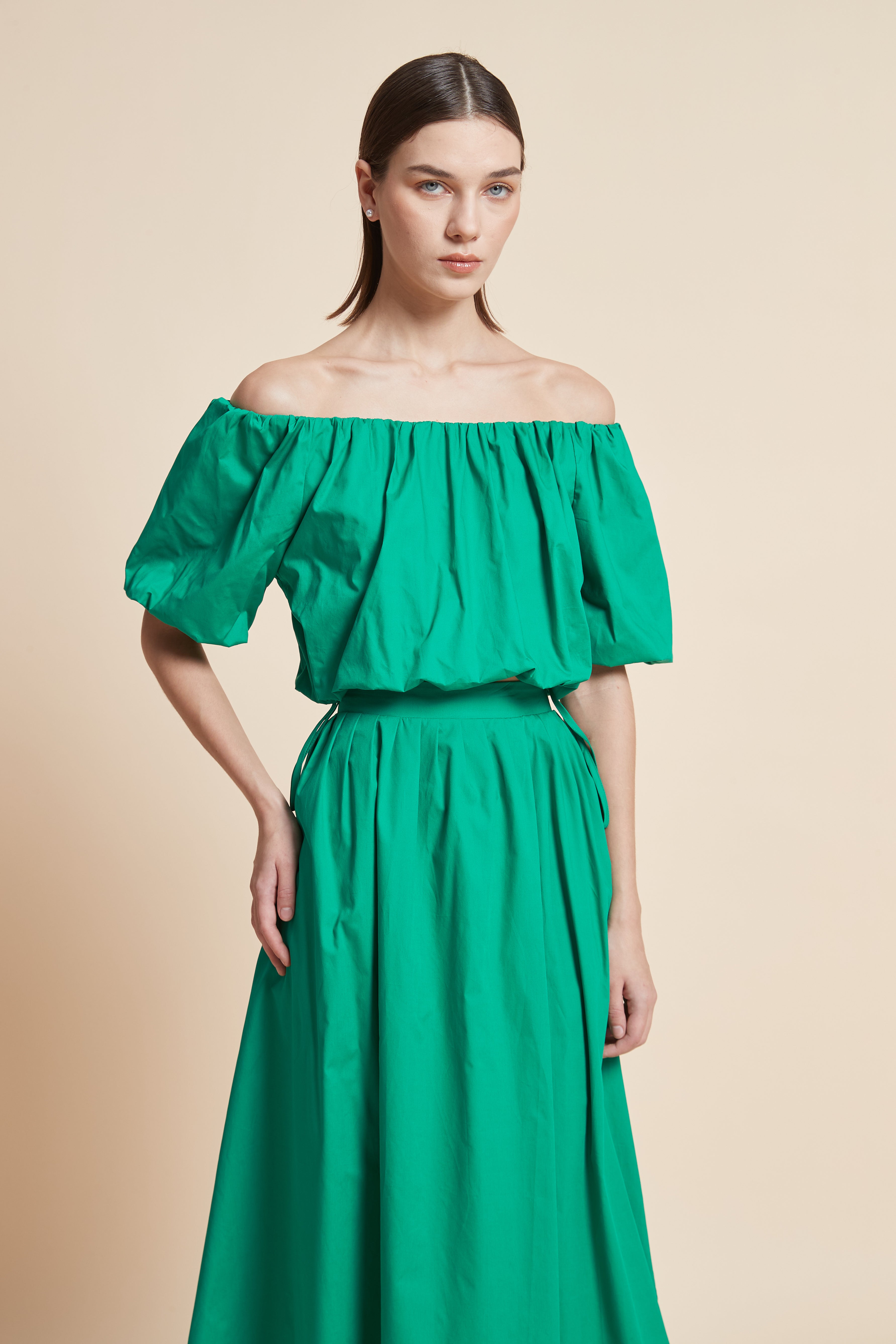 بلوزة سادة مكشكشة بأكتاف مكشوفة