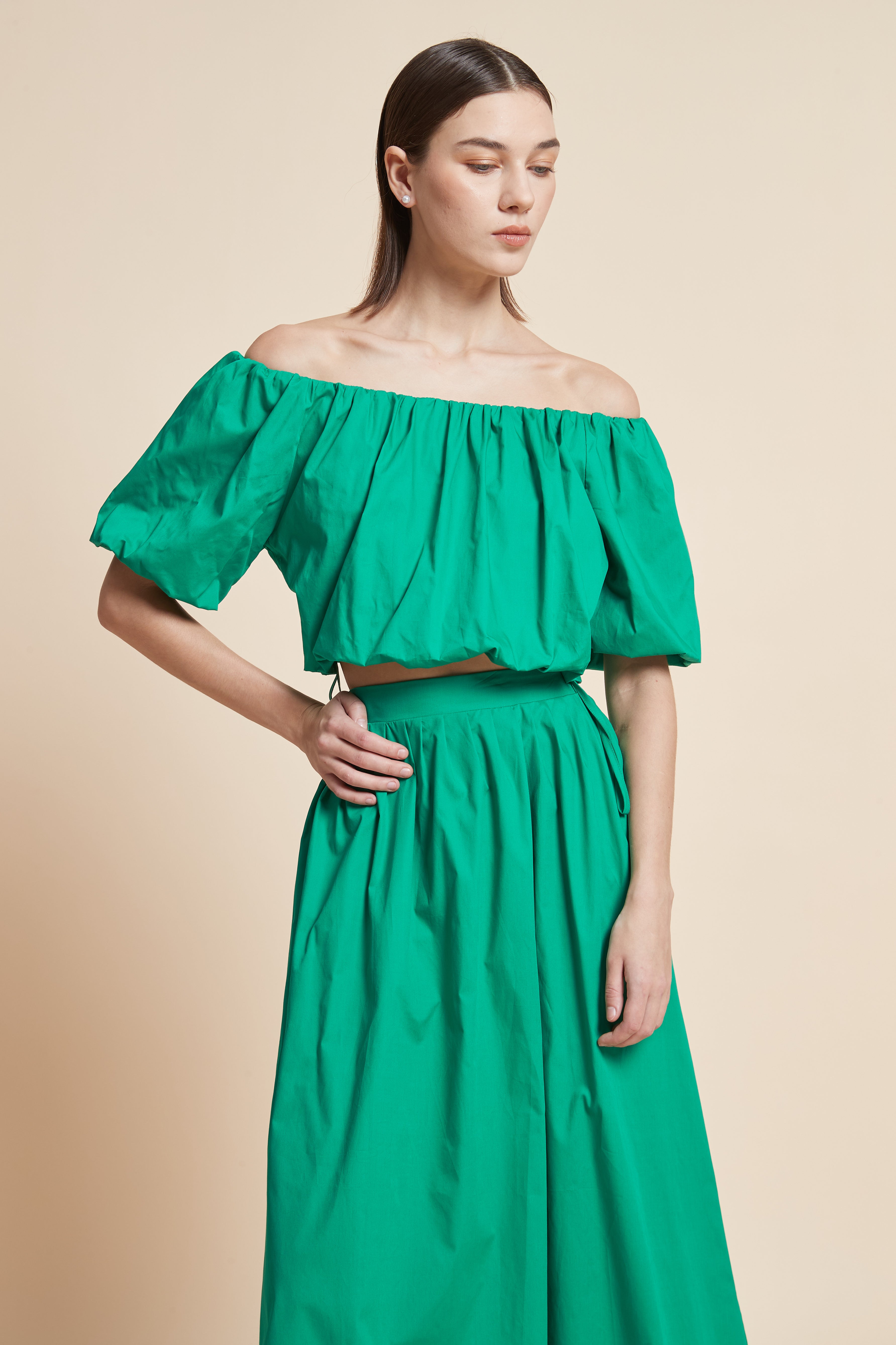 بلوزة سادة مكشكشة بأكتاف مكشوفة