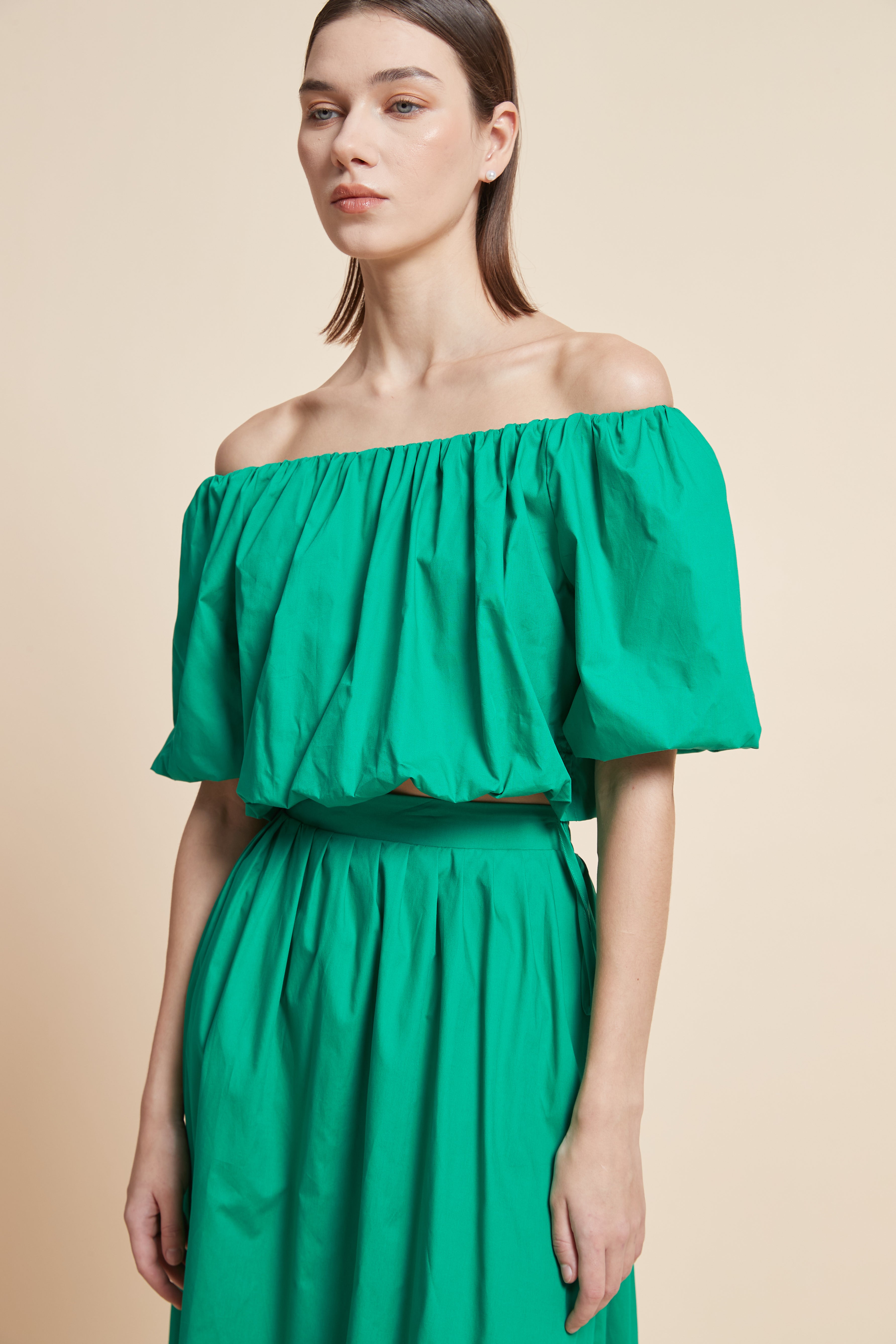 بلوزة سادة مكشكشة بأكتاف مكشوفة