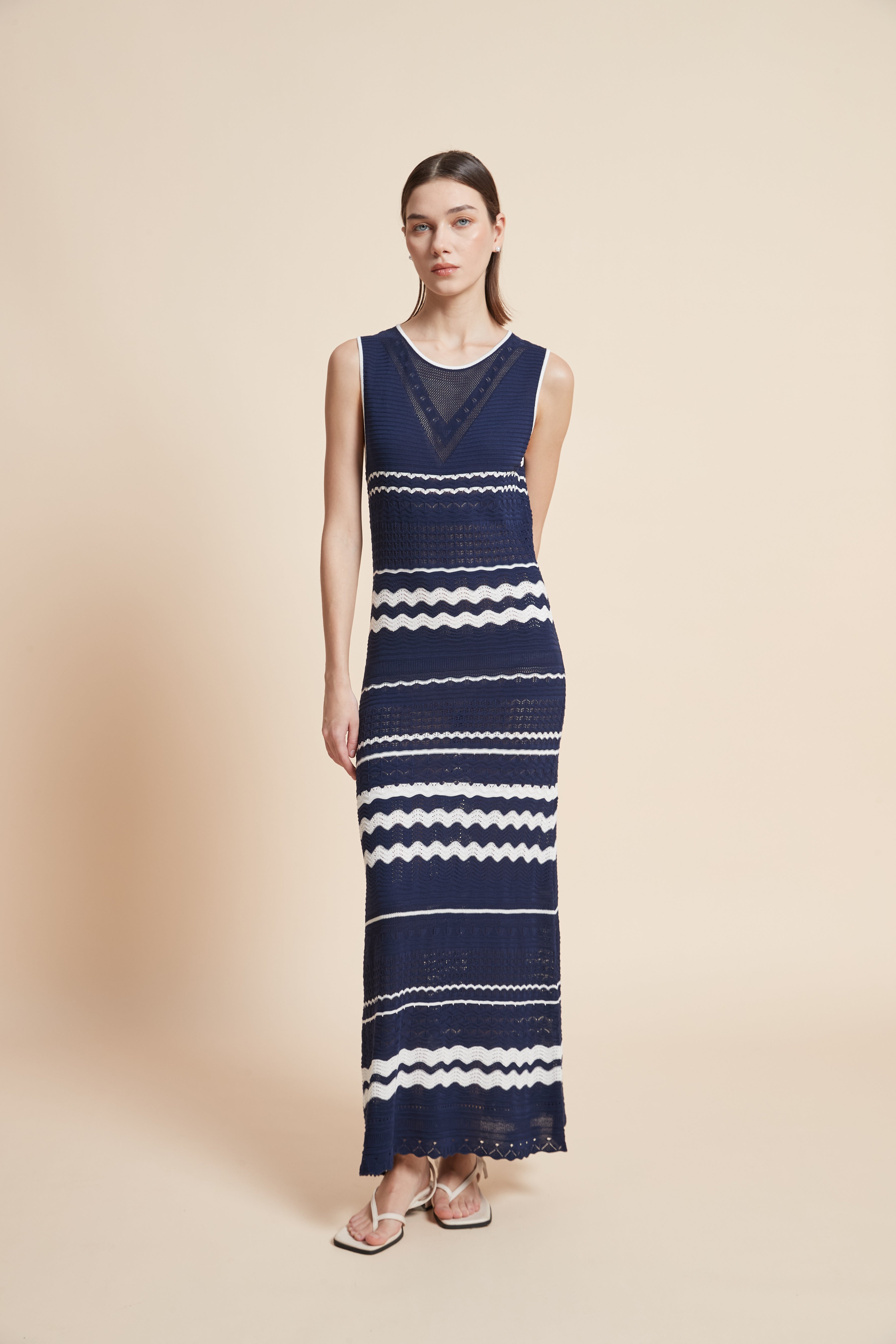 فستان طويل مخطط بدون أكمام