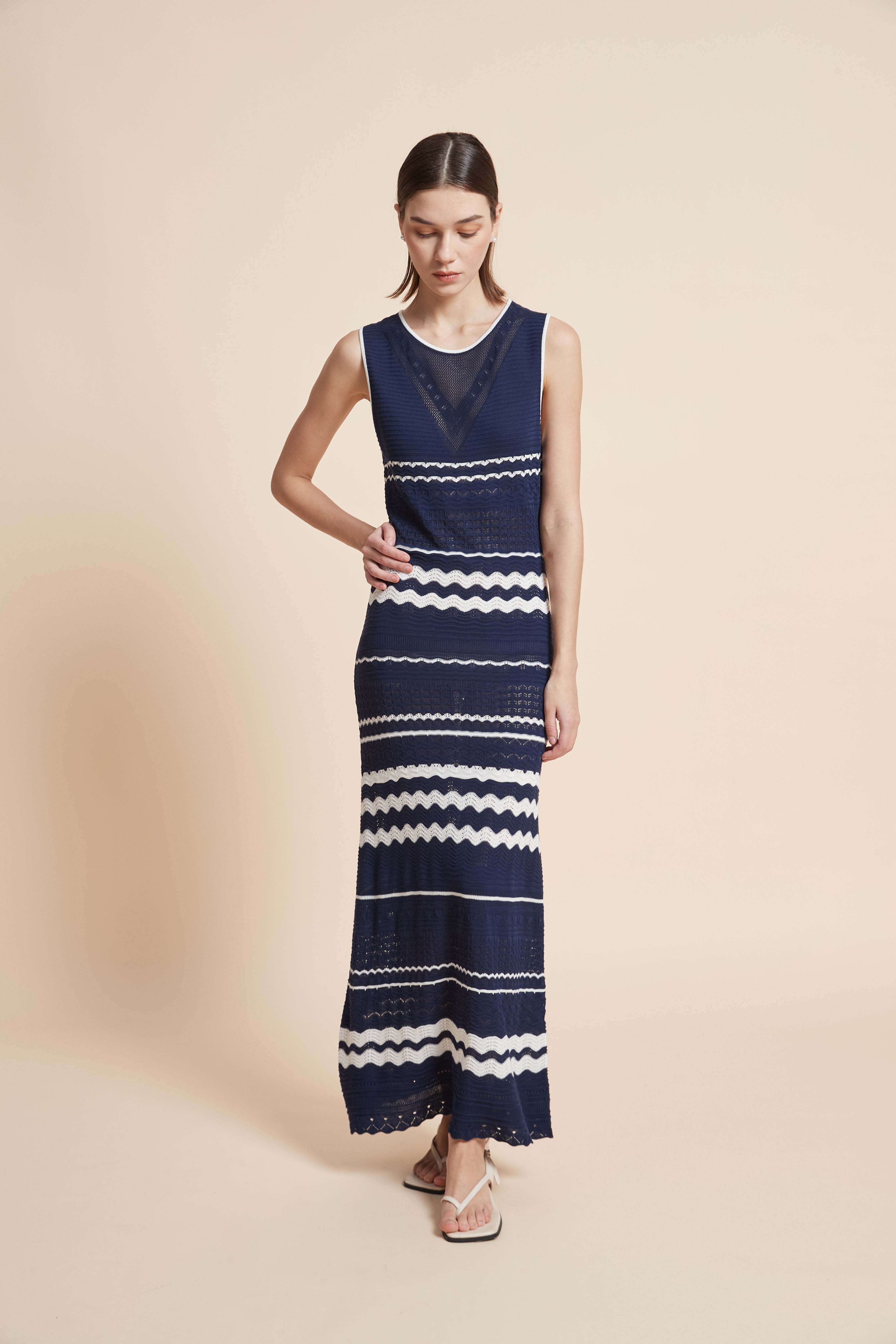 فستان طويل مخطط بدون أكمام