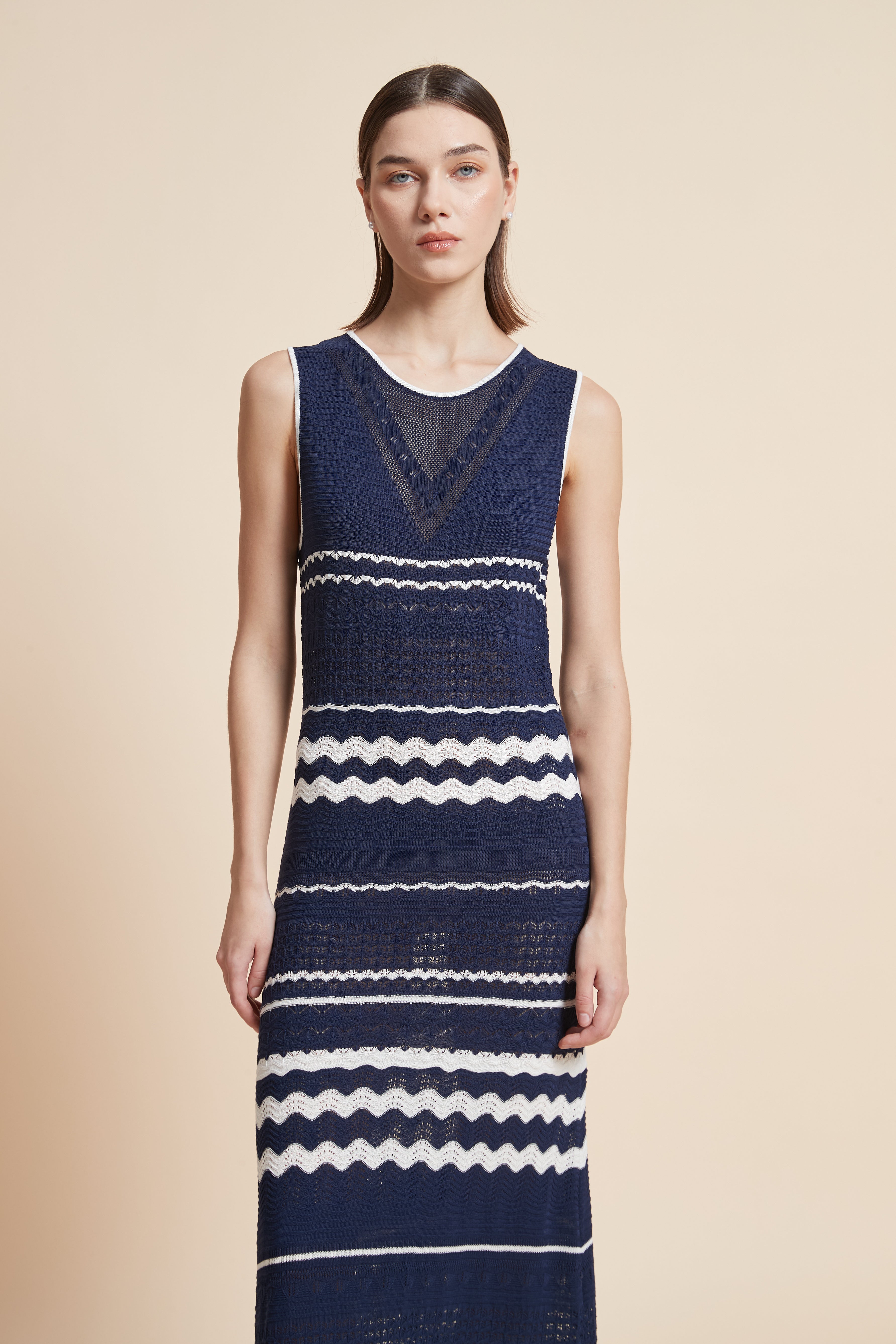 فستان طويل مخطط بدون أكمام