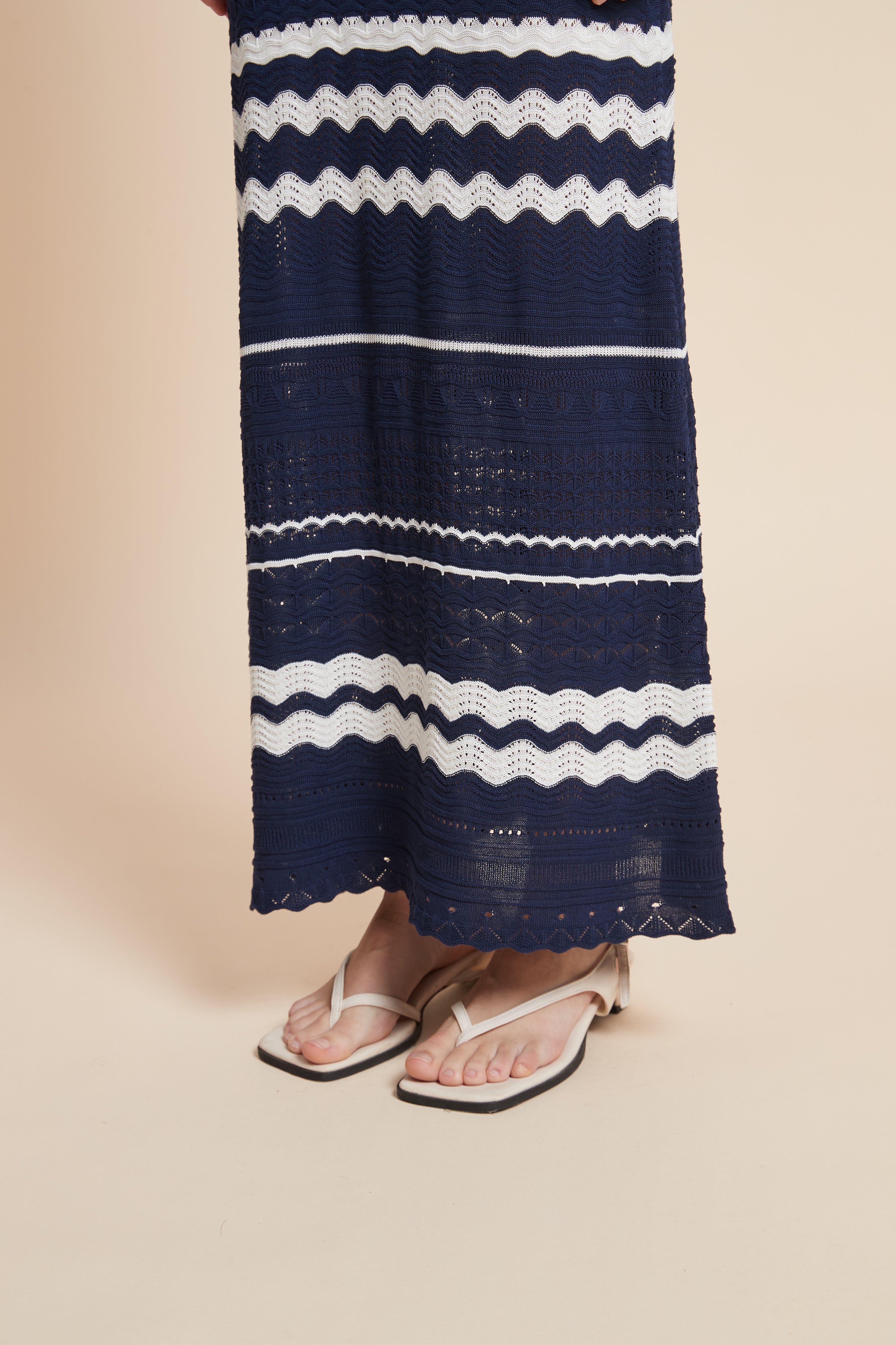 فستان طويل مخطط بدون أكمام