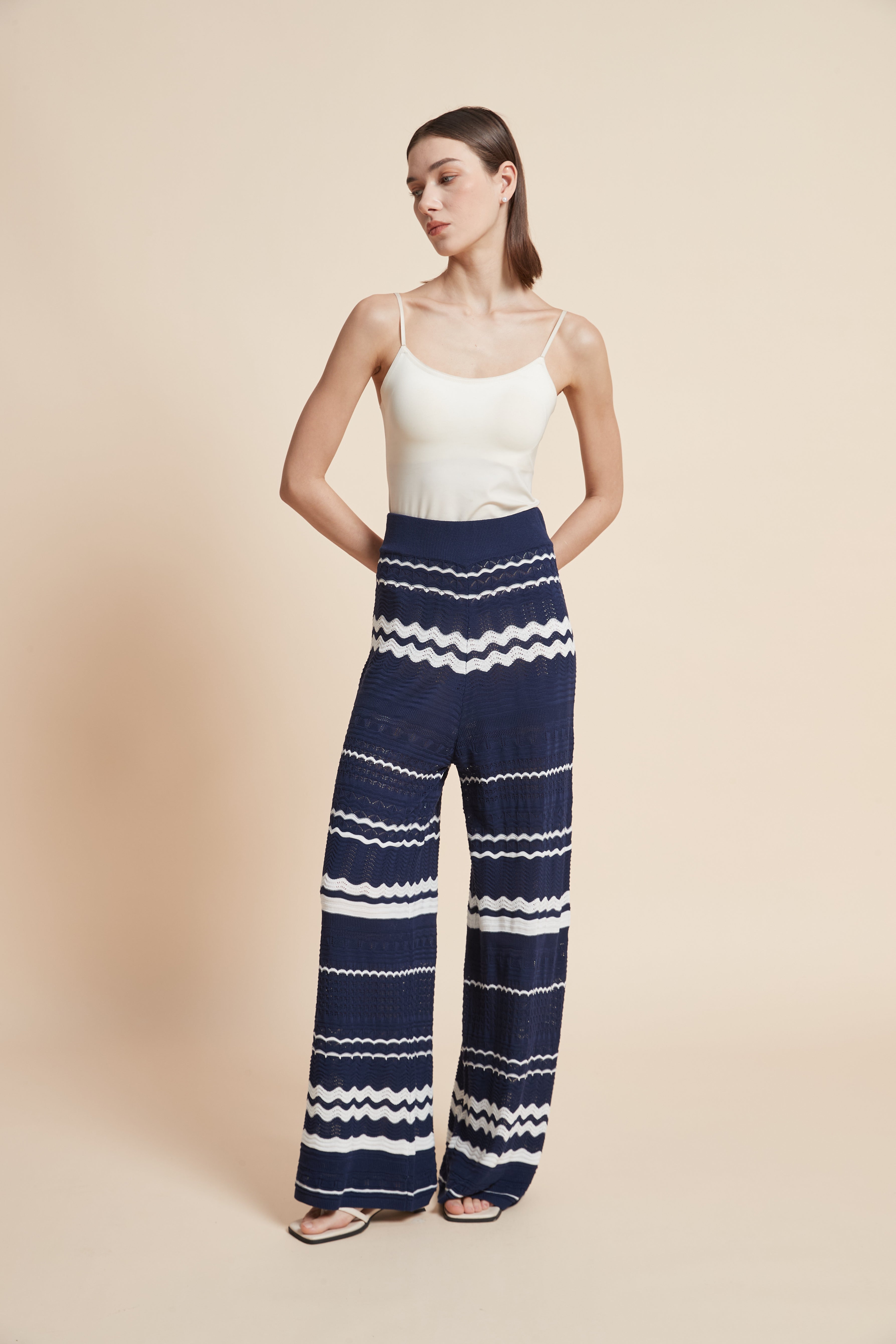 بنطلون واسع مخطط