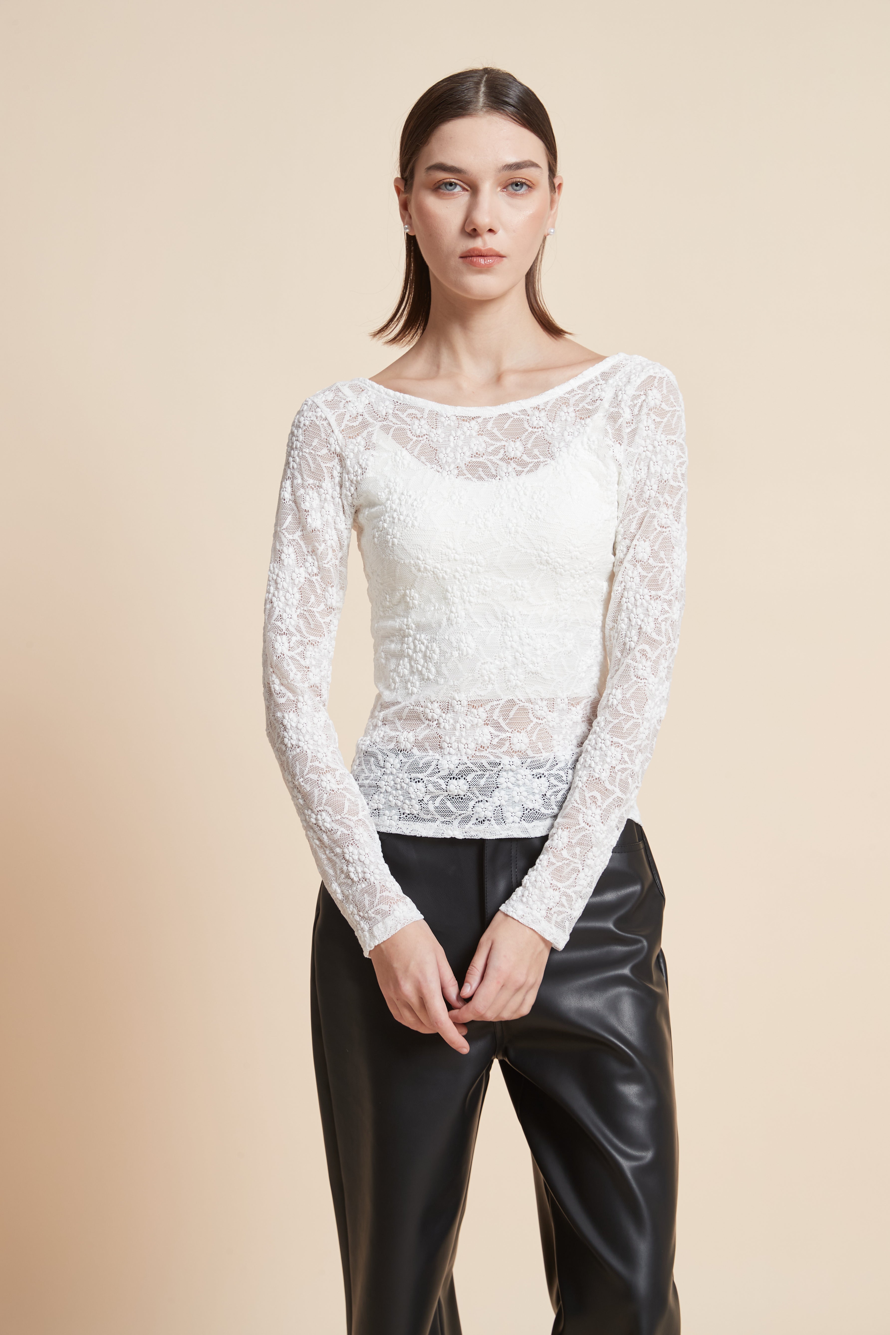 بلوزة بأكمام طويلة وظهر مفتوح