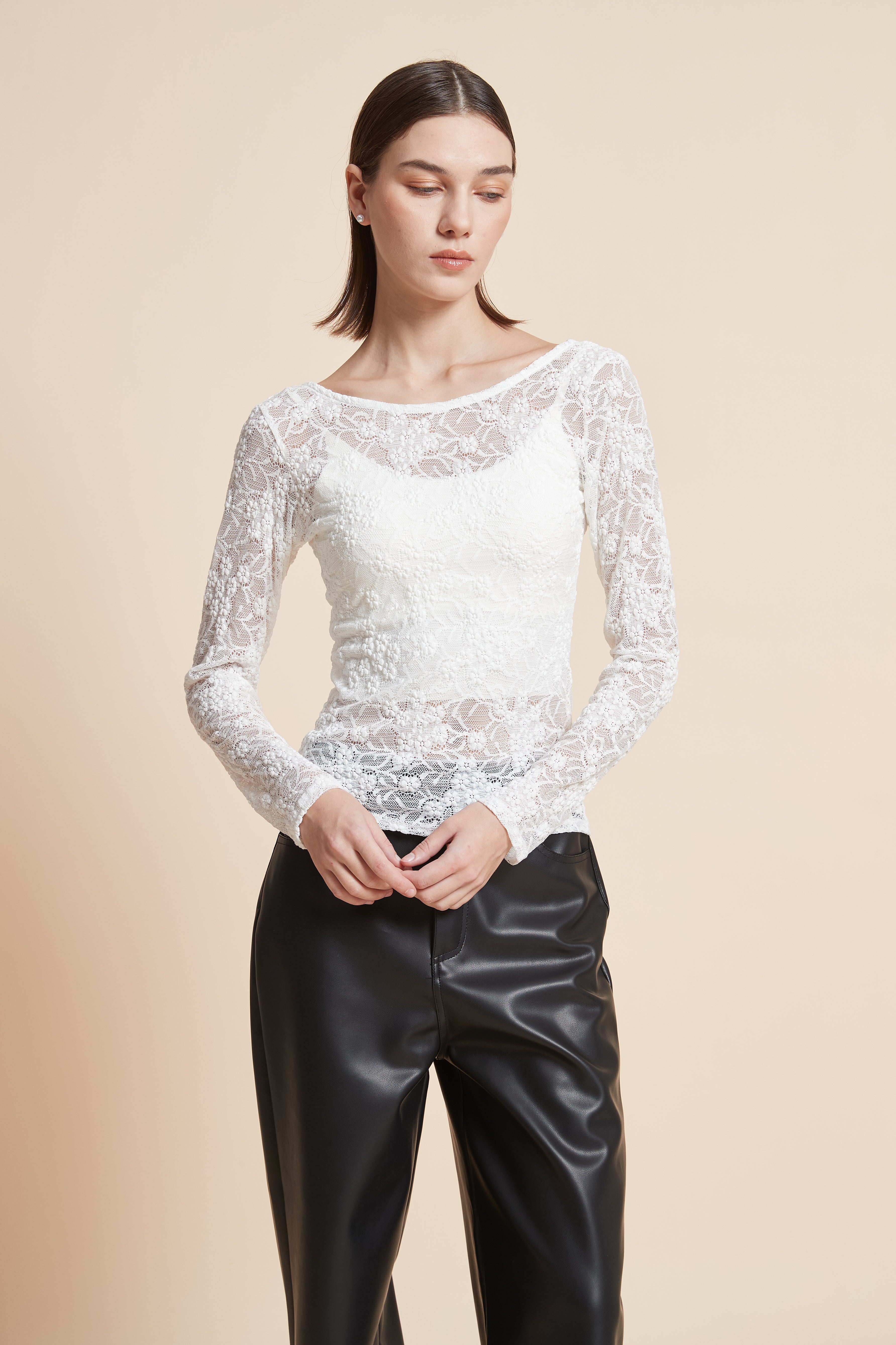 بلوزة بأكمام طويلة وظهر مفتوح