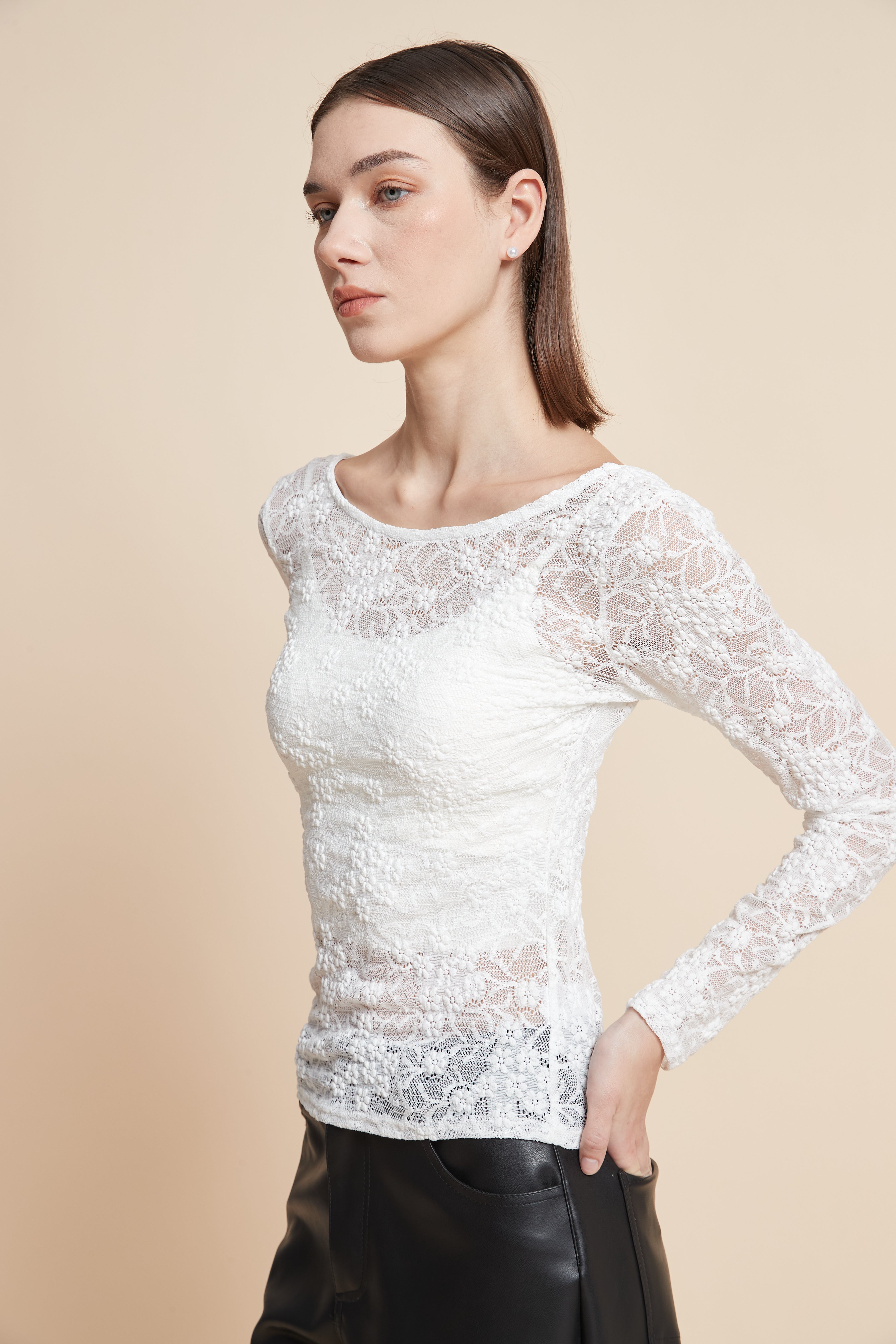 بلوزة بأكمام طويلة وظهر مفتوح