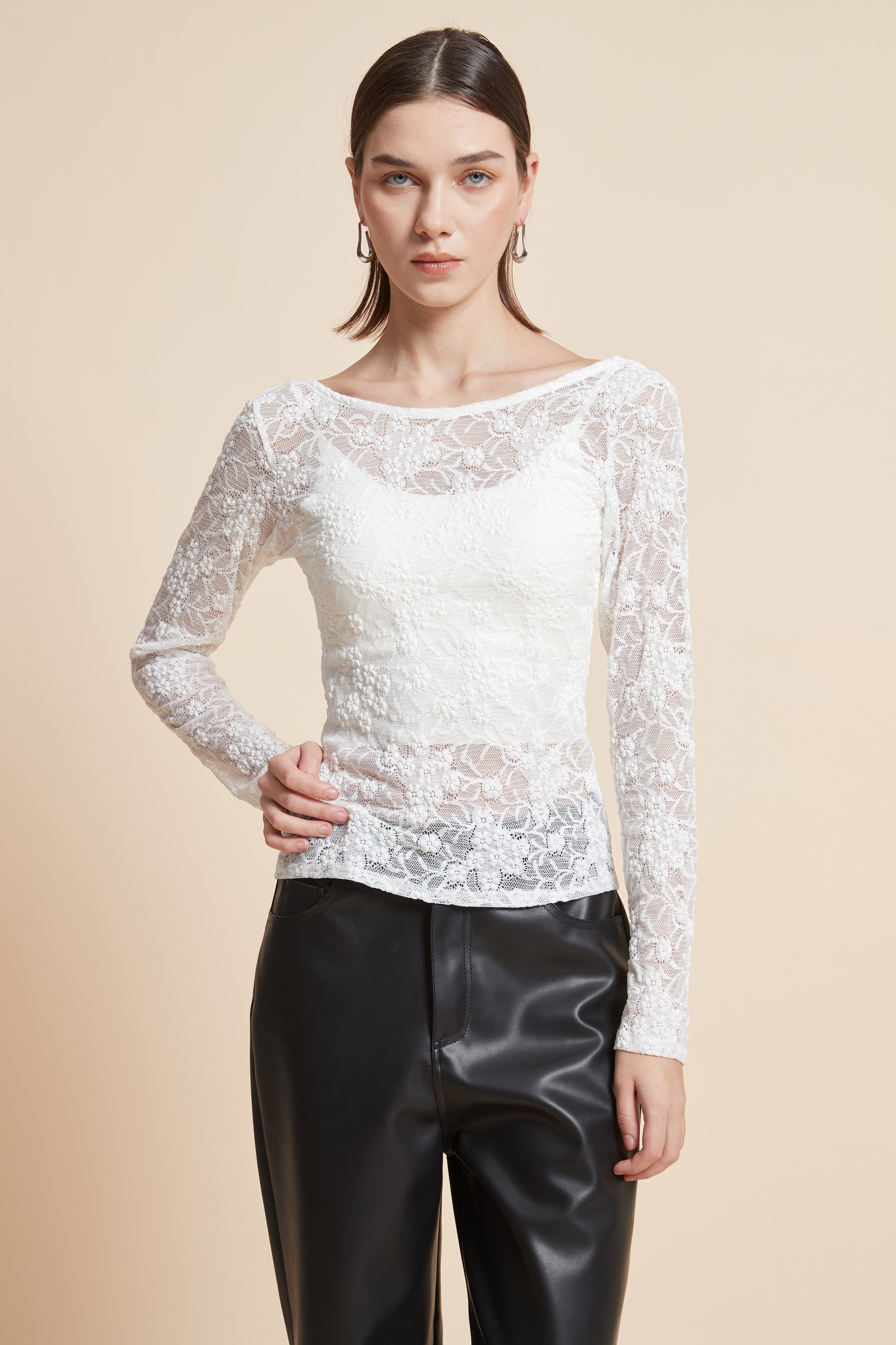 بلوزة بأكمام طويلة وظهر مفتوح