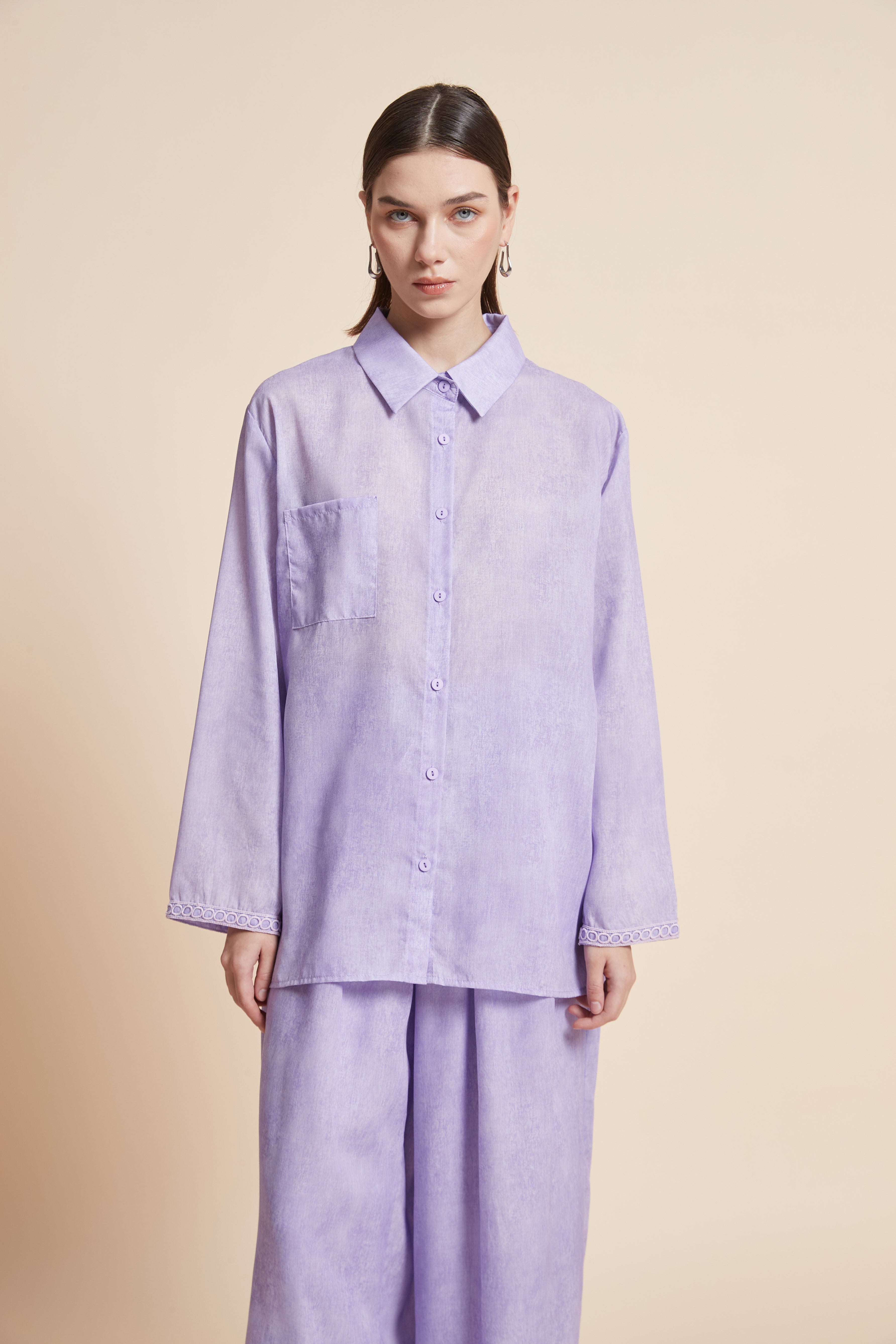 Long-sleeved plain waist-length shirt