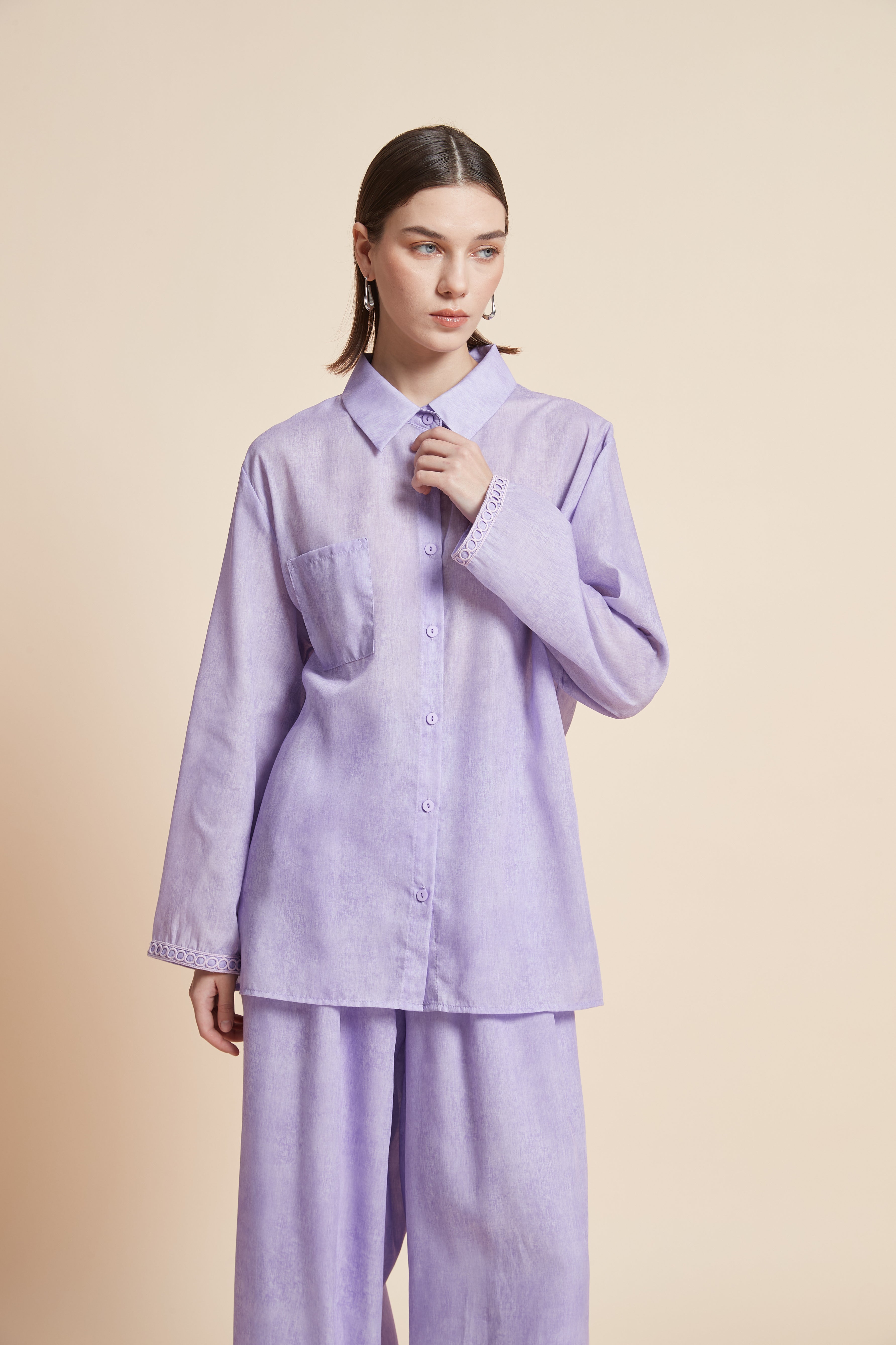 Long-sleeved plain waist-length shirt