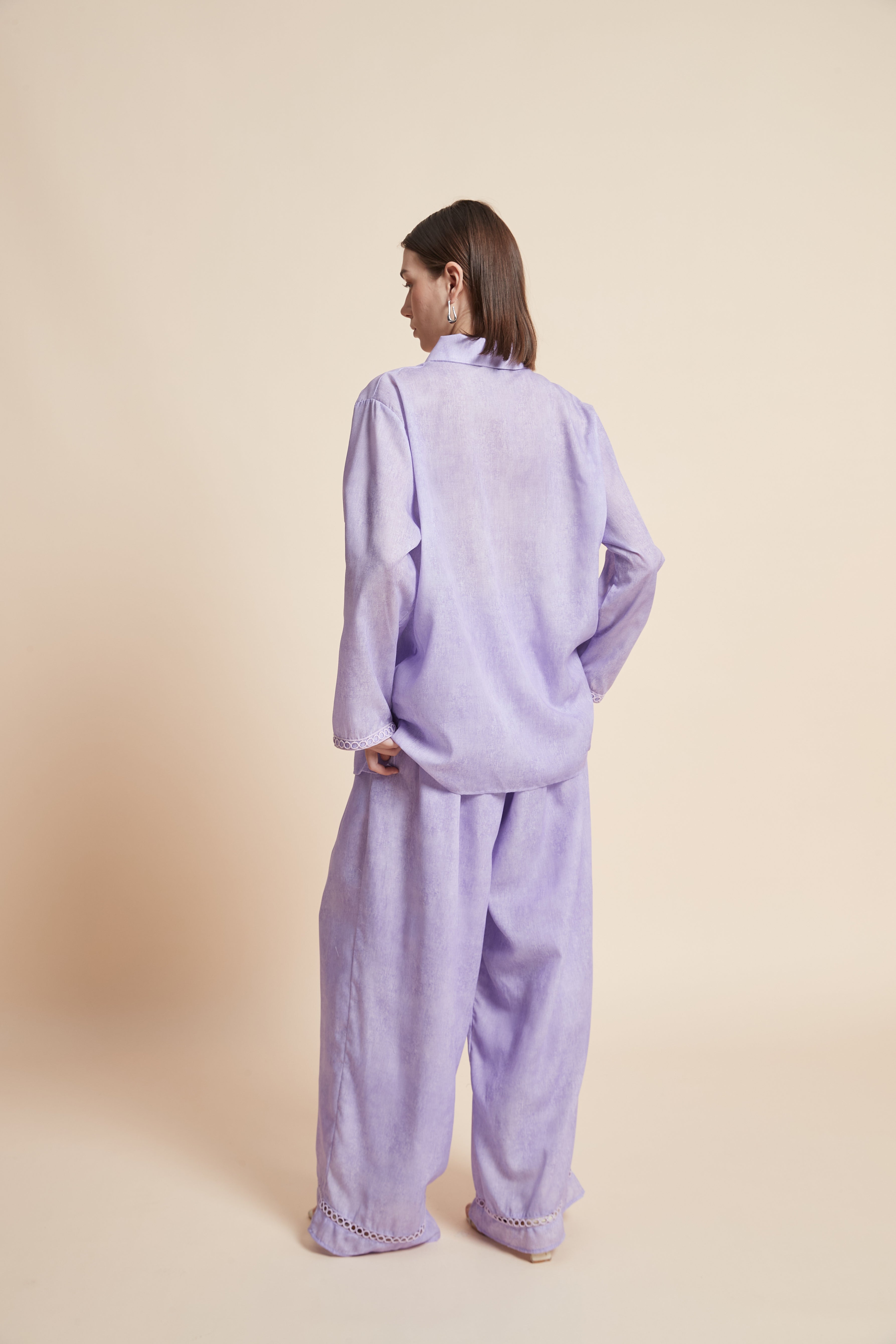Long-sleeved plain waist-length shirt