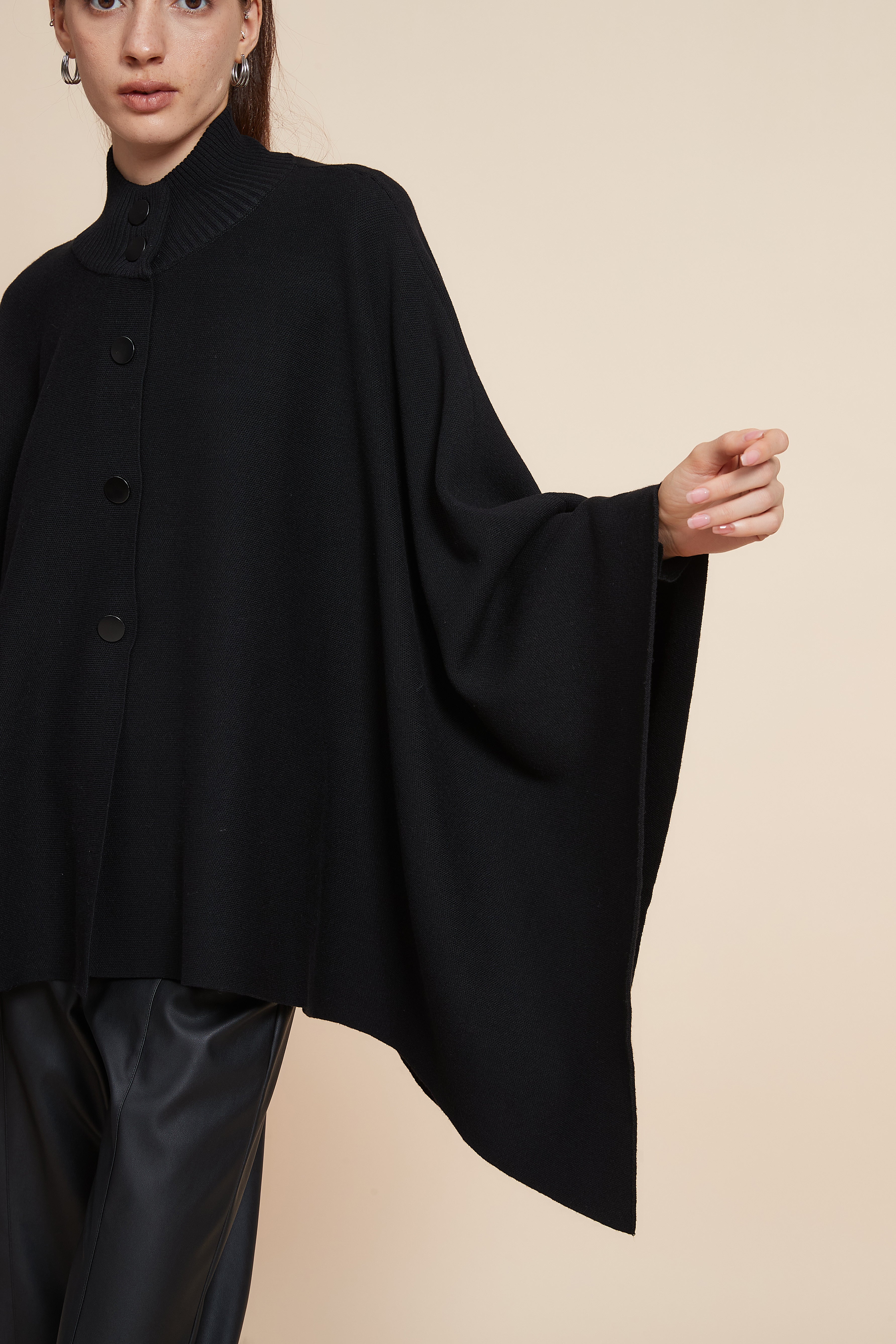 بونشو سادة بأزرار أمامية وكم طويل