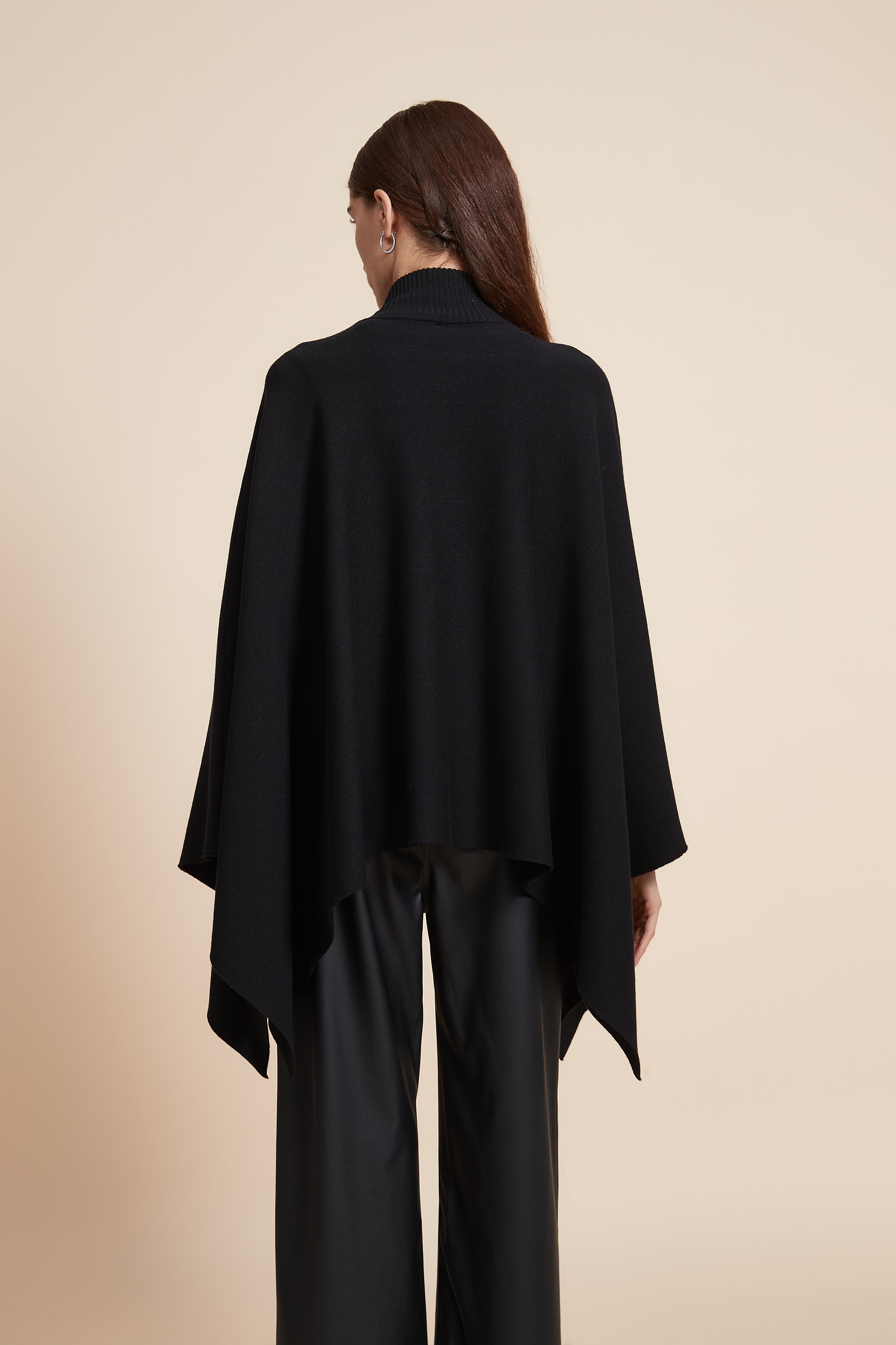 بونشو سادة بأزرار أمامية وكم طويل