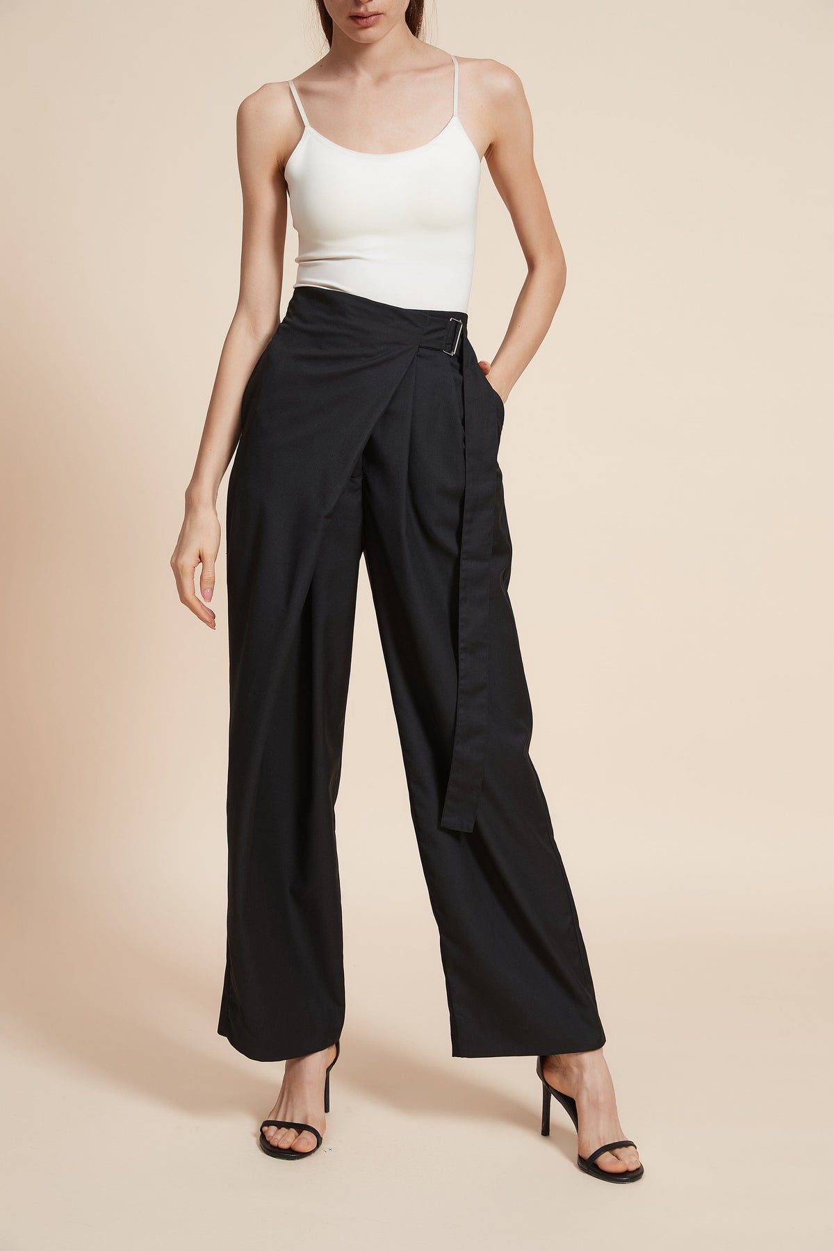 صورة بنطلون طويل سادة واسع بلون أسود من يولا