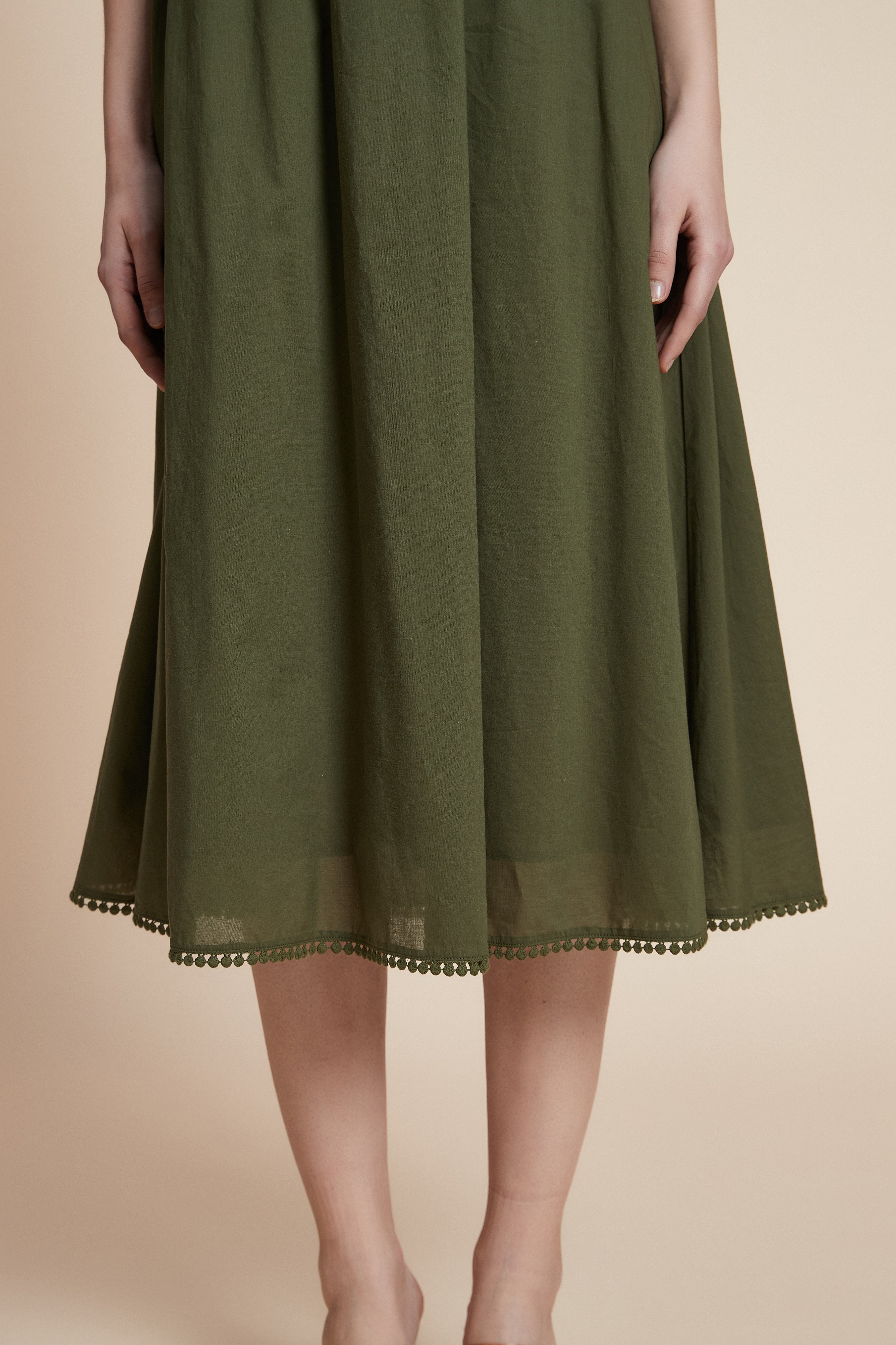 فستان ميدي نصف كم بقصة واسعة