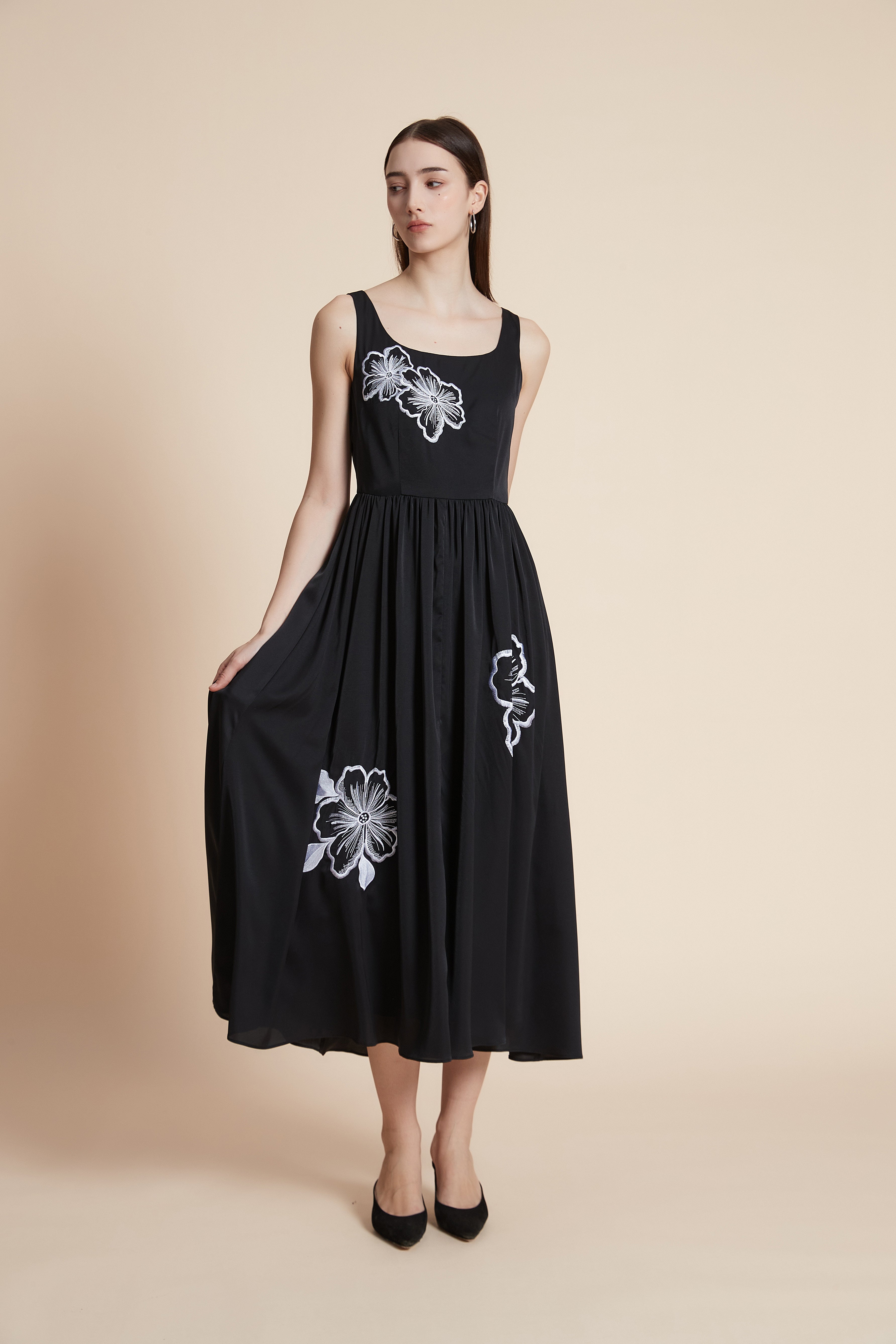 فستان ميدي مزخرف بالأزهار بدون أكمام