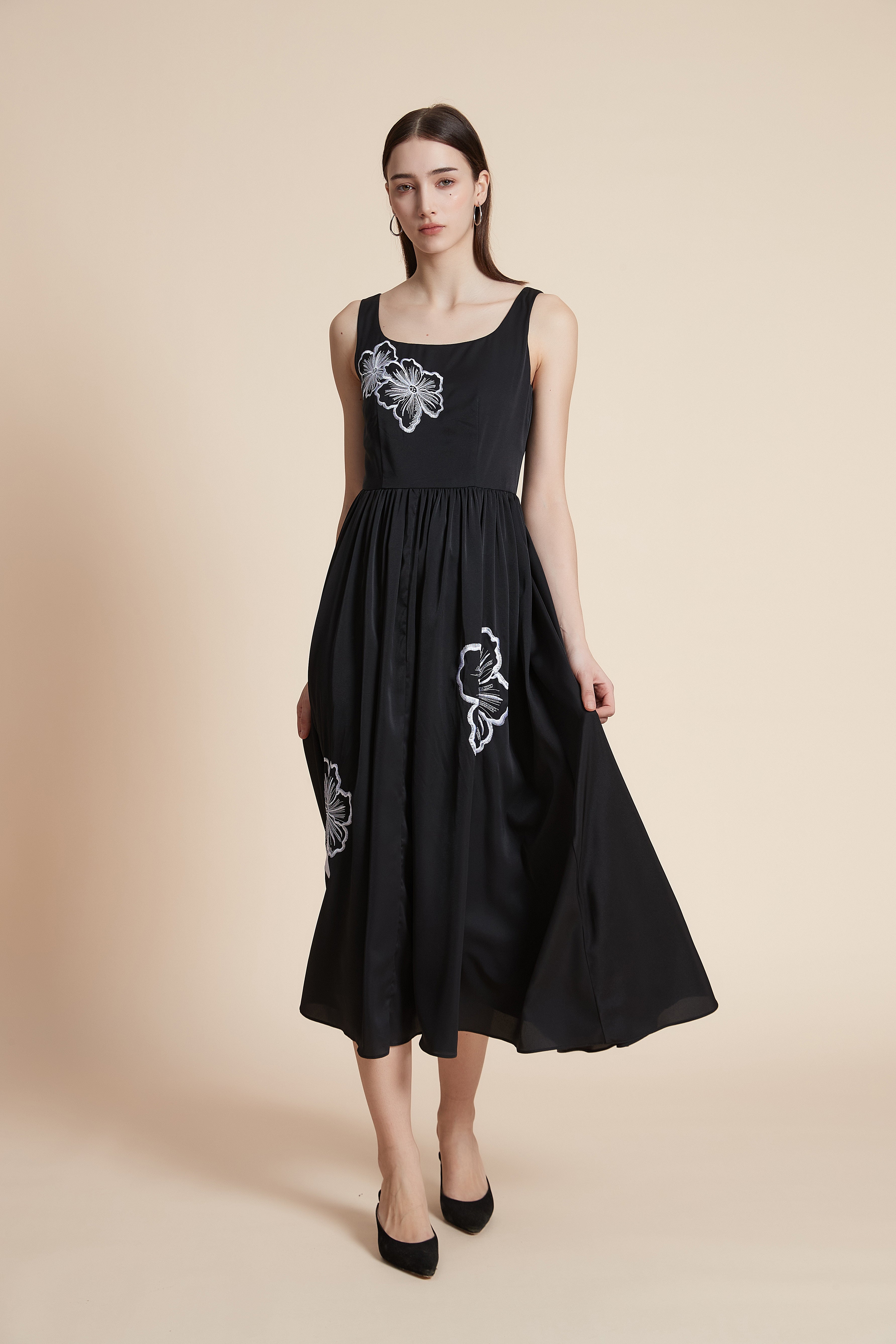 فستان ميدي مزخرف بالأزهار بدون أكمام