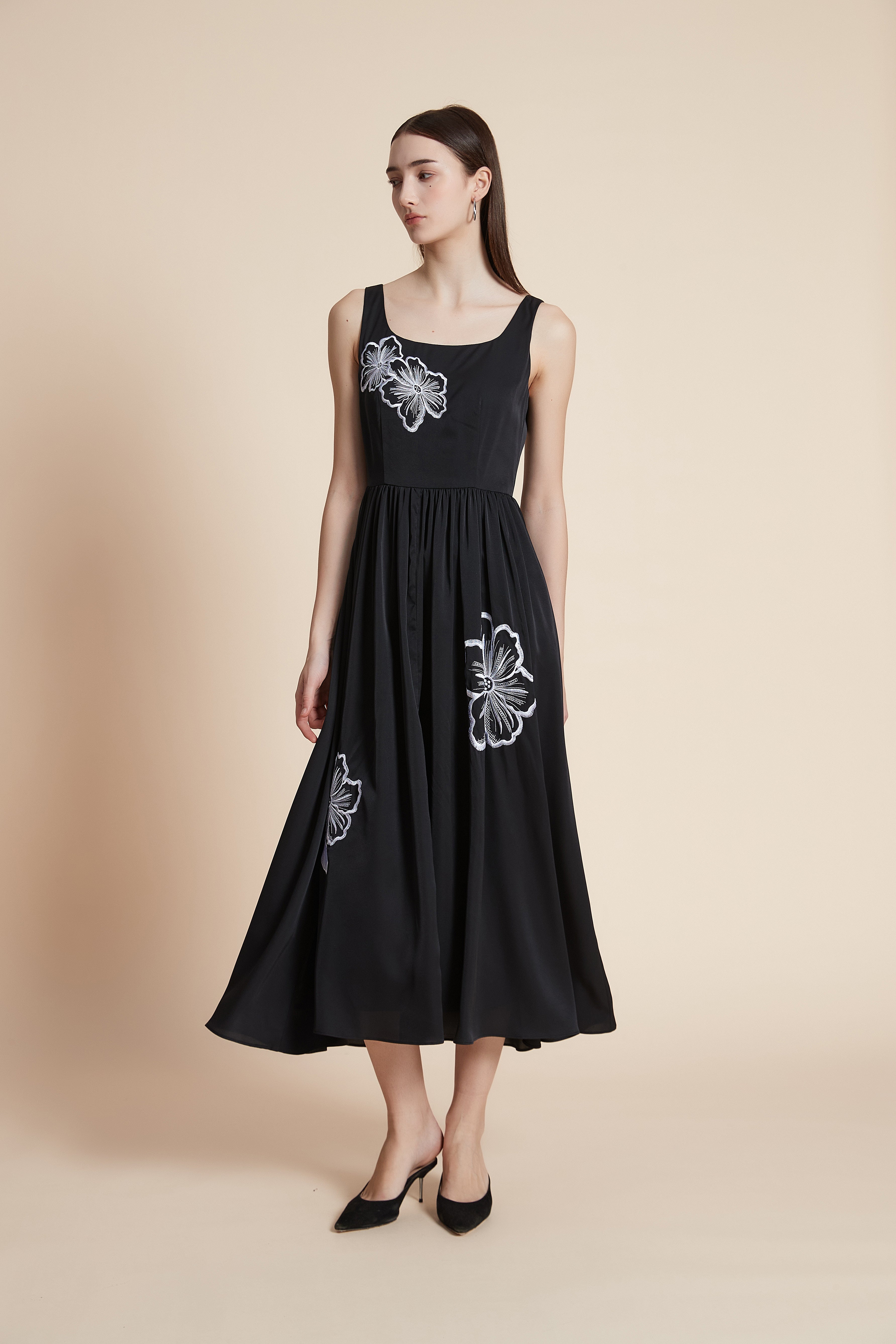 فستان ميدي مزخرف بالأزهار بدون أكمام