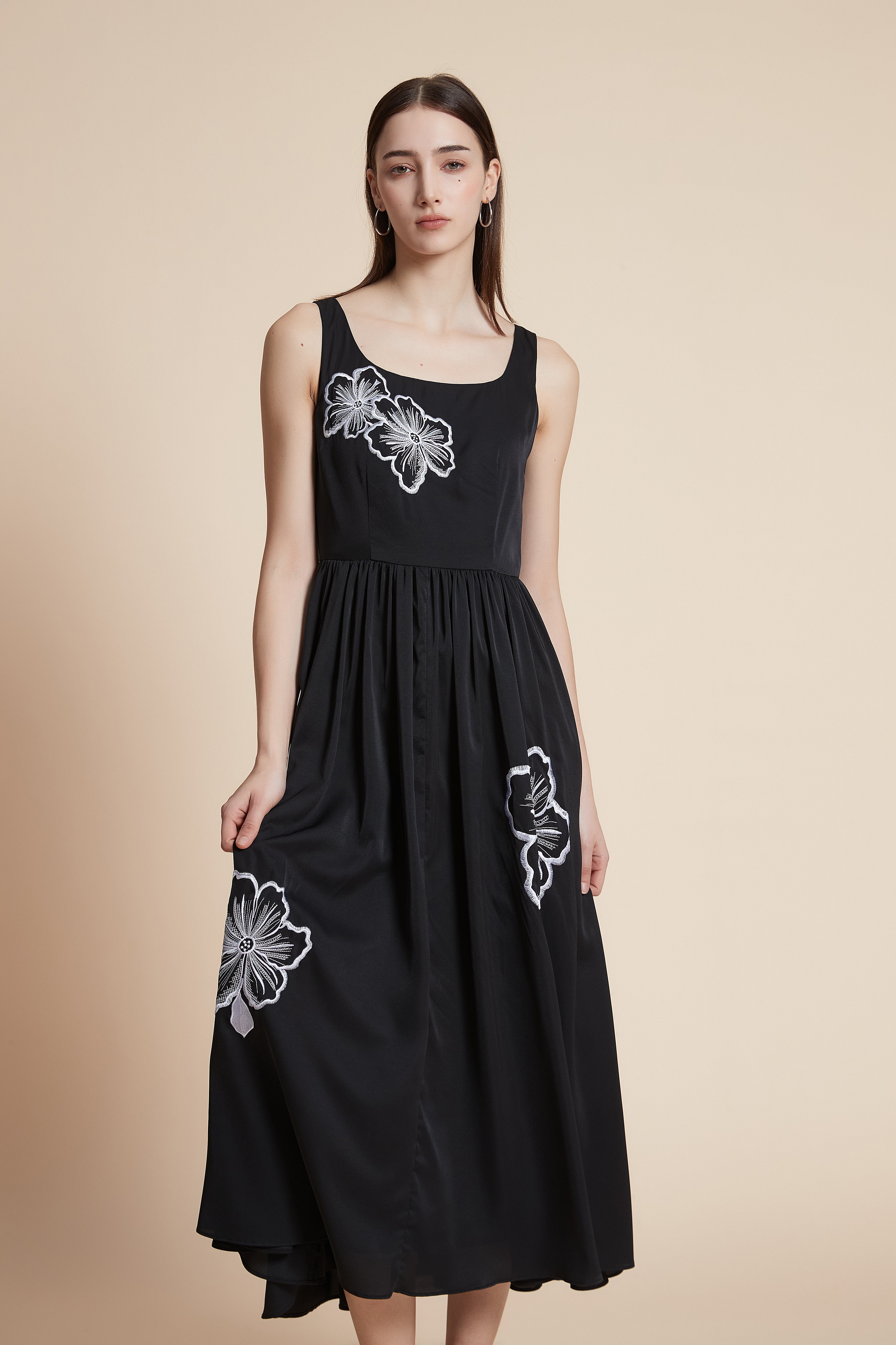 فستان ميدي مزخرف بالأزهار بدون أكمام