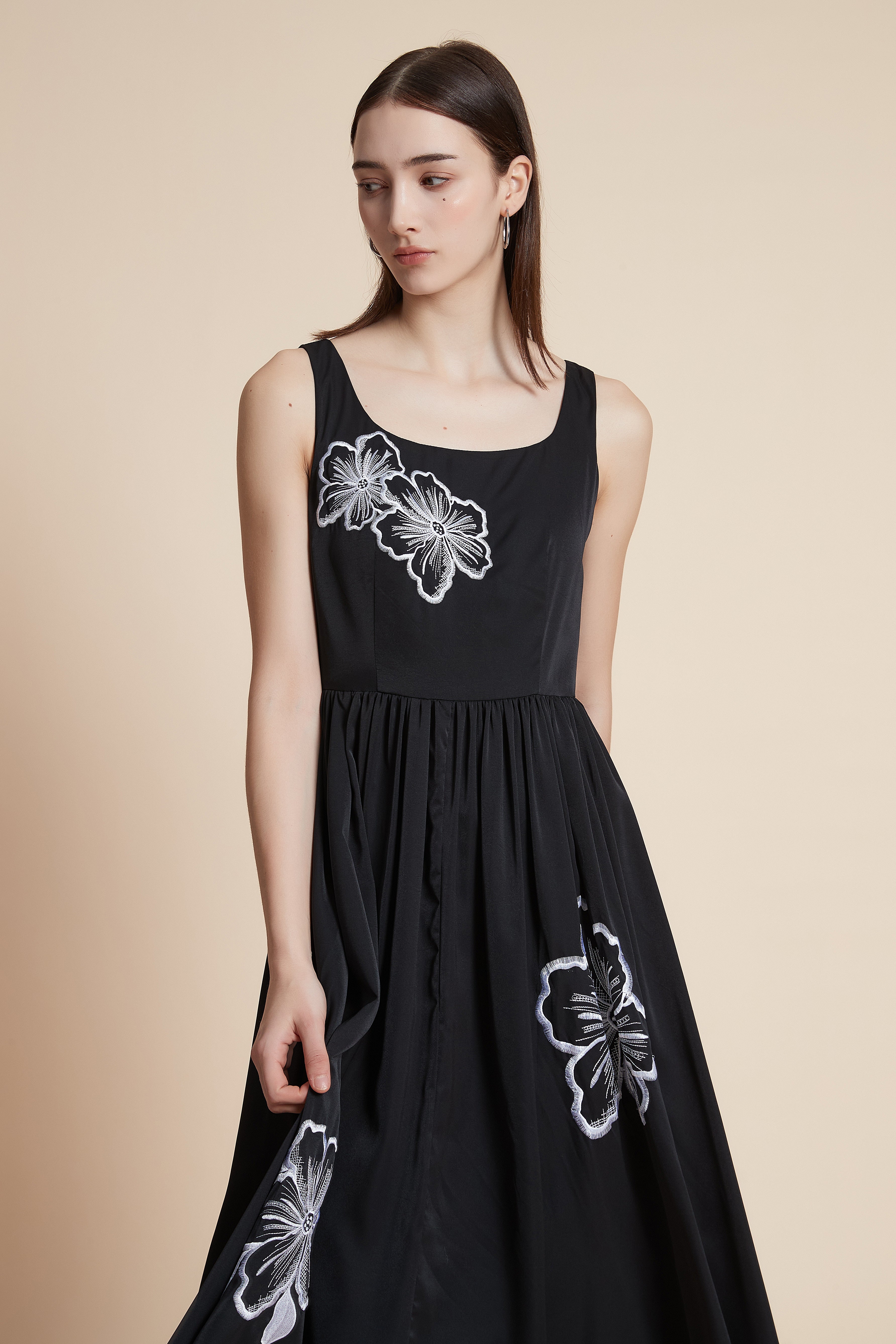 فستان ميدي مزخرف بالأزهار بدون أكمام