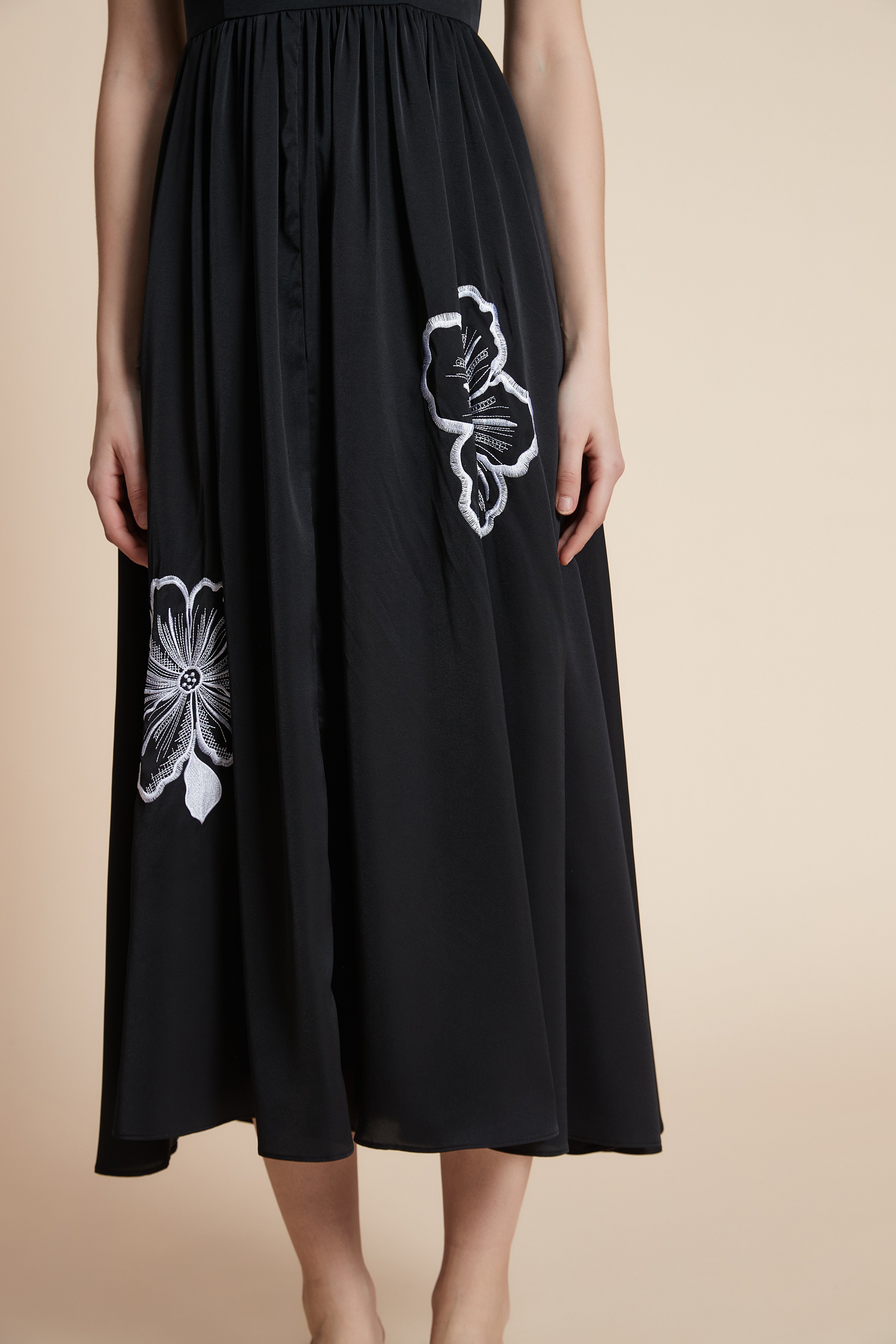 فستان ميدي مزخرف بالأزهار بدون أكمام