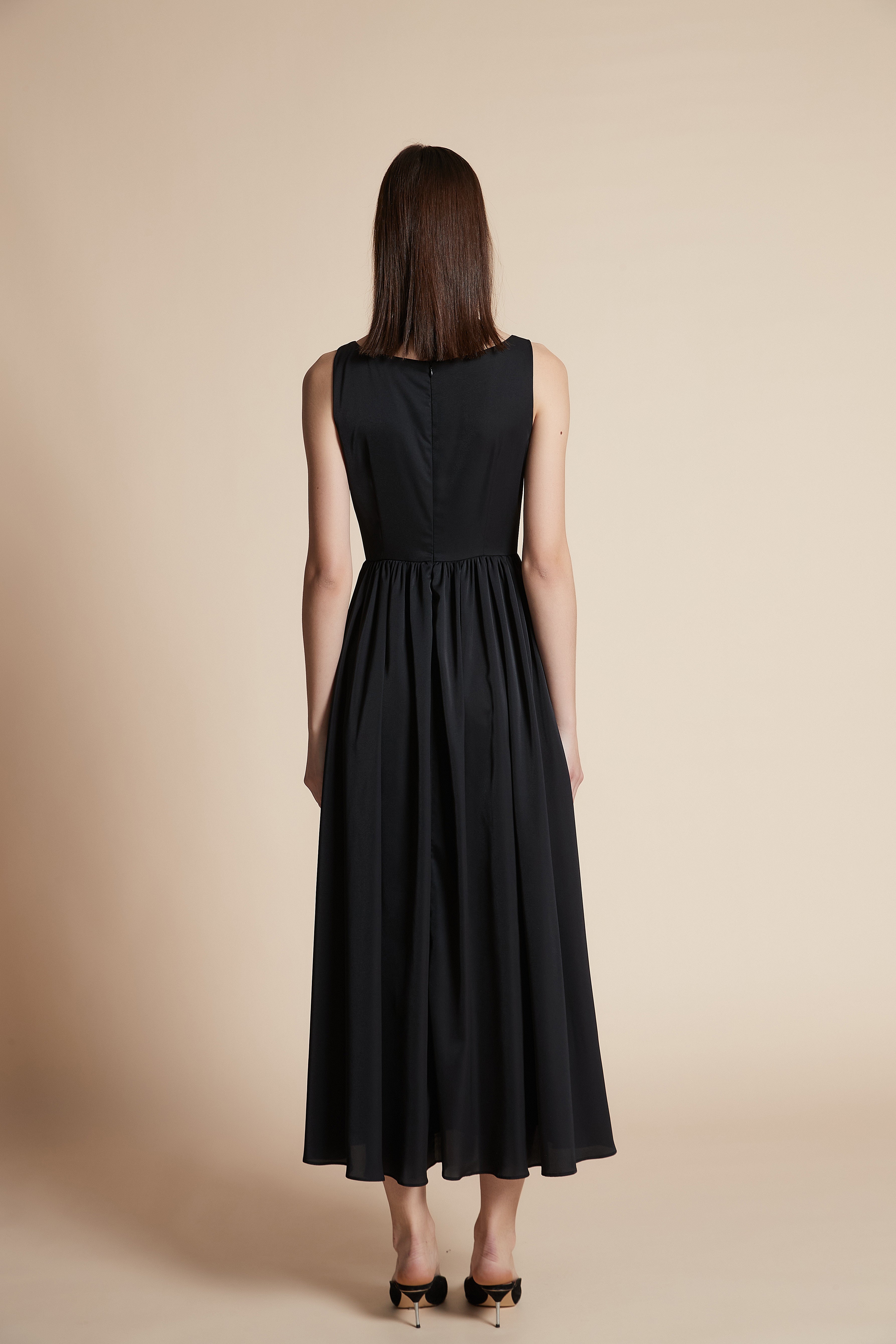 فستان ميدي مزخرف بالأزهار بدون أكمام