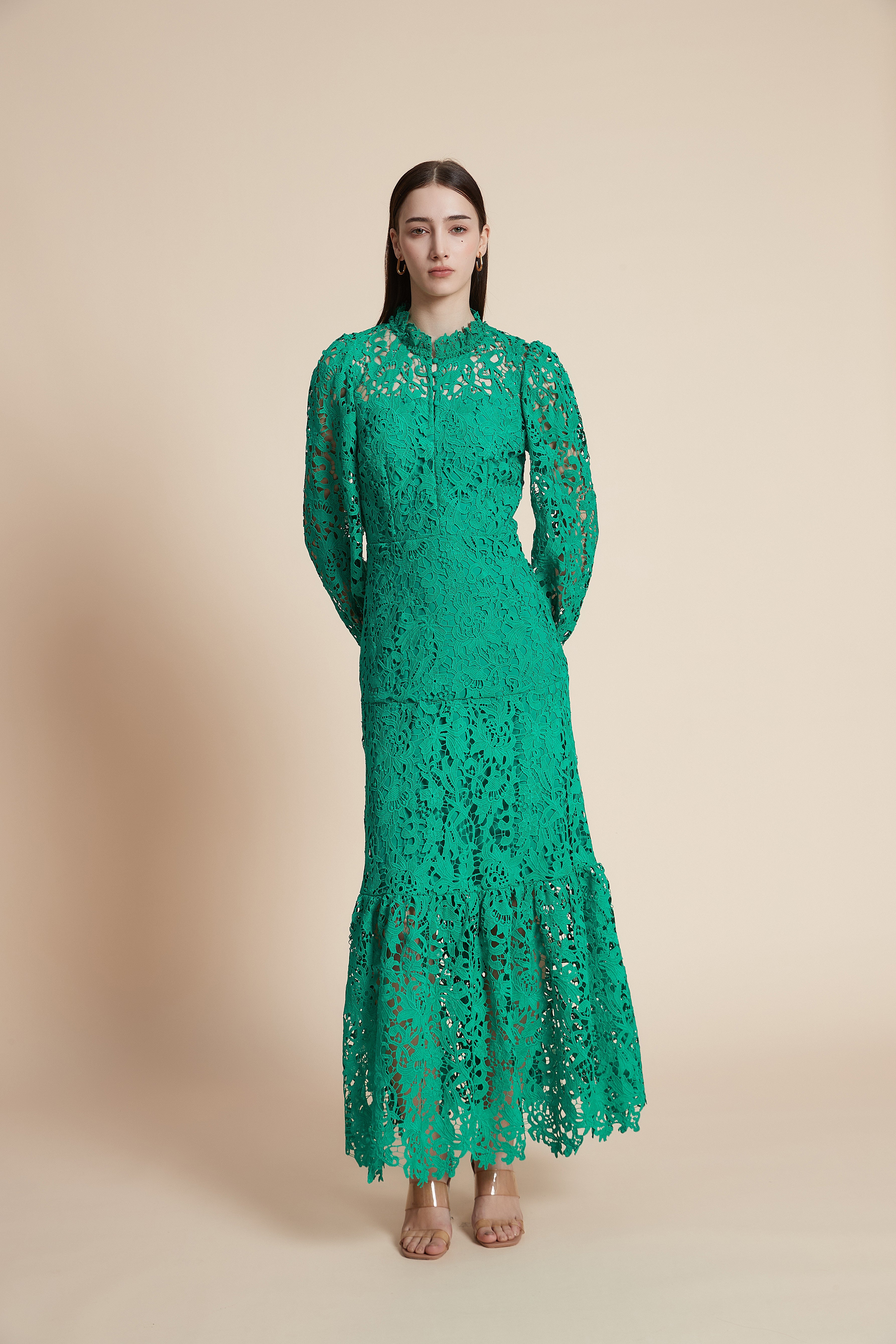 فستان ماكسي من الدانتيل بأكمام طويلة
