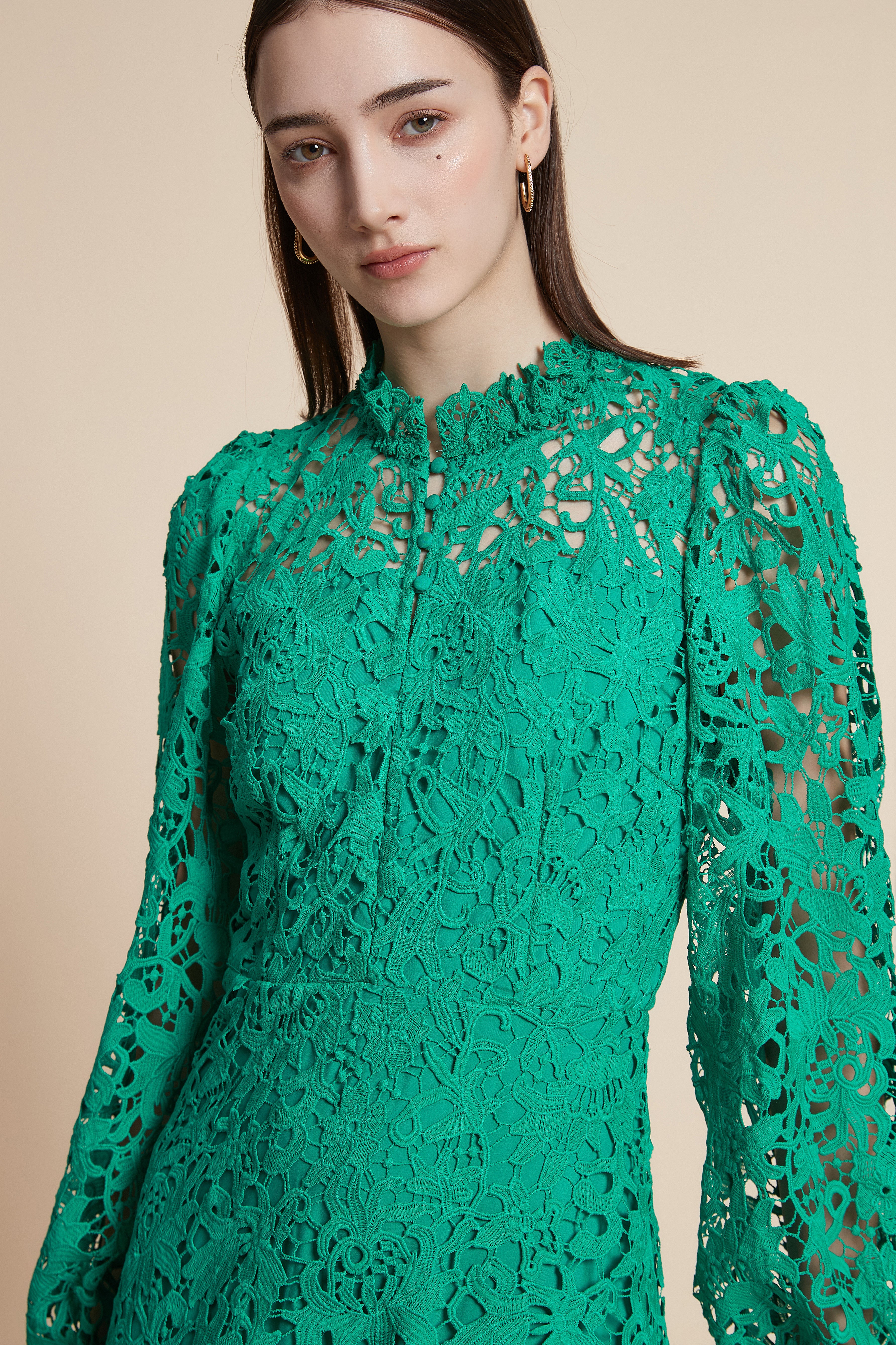 فستان ماكسي من الدانتيل بأكمام طويلة