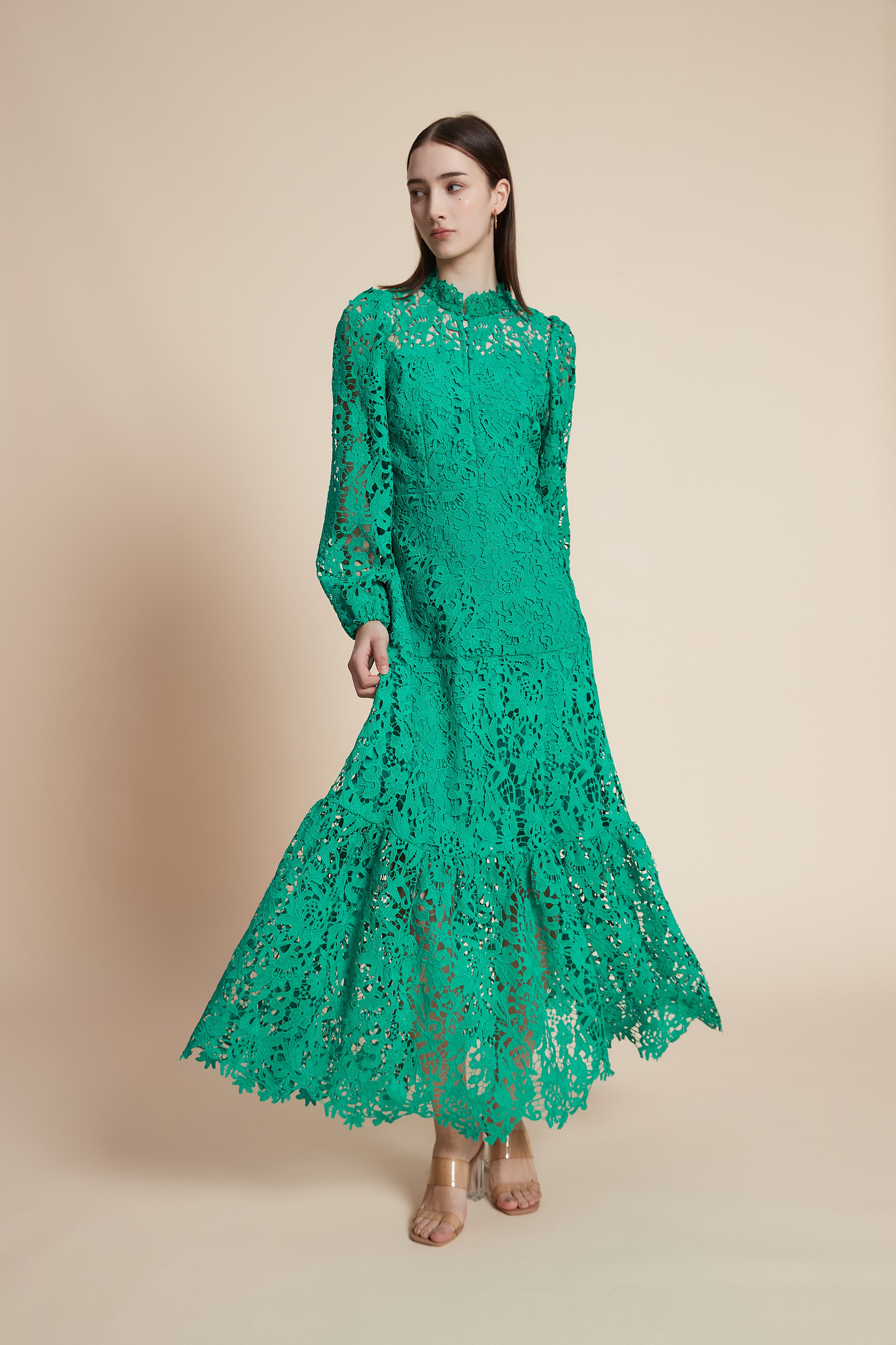 فستان ماكسي من الدانتيل بأكمام طويلة