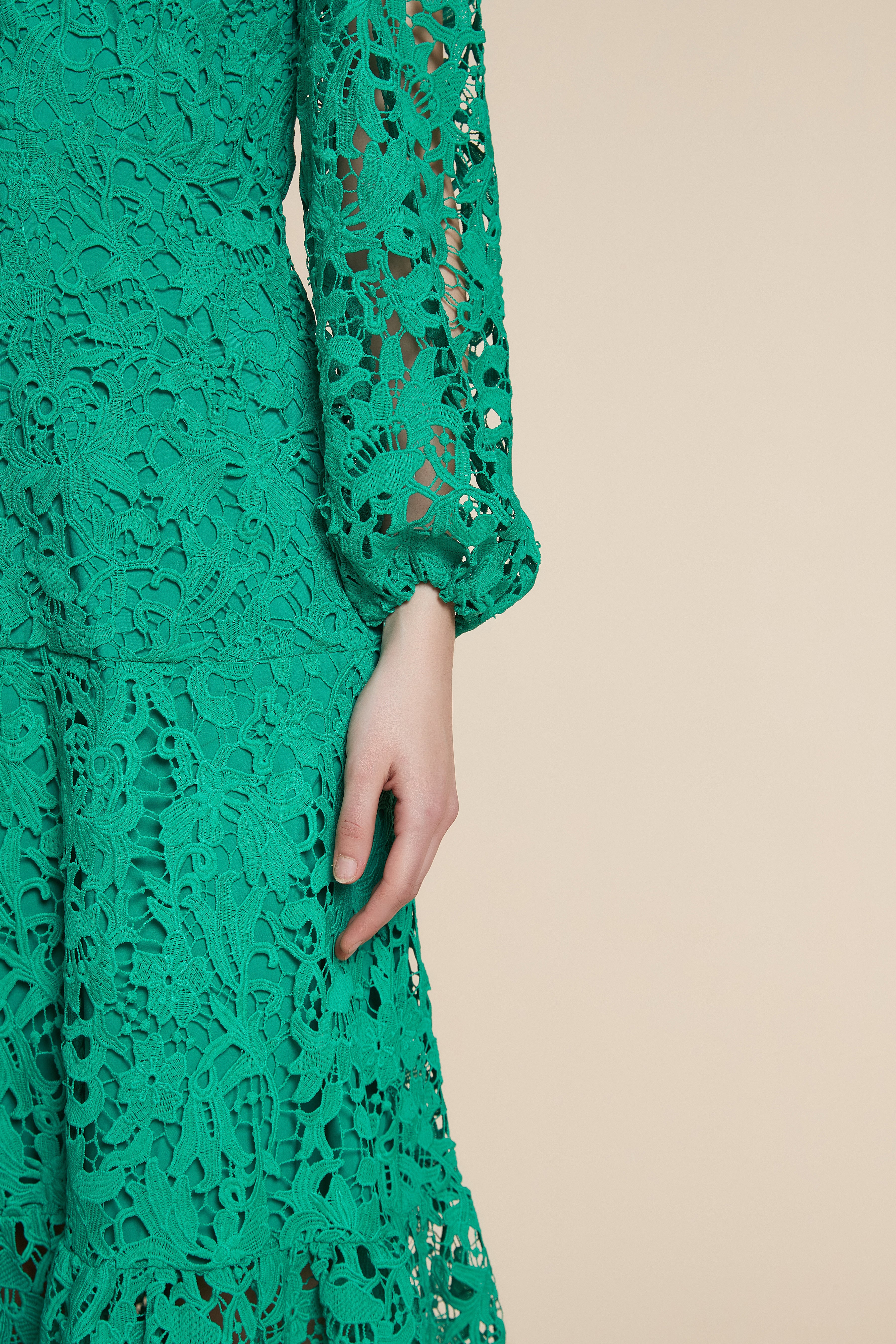 فستان ماكسي من الدانتيل بأكمام طويلة