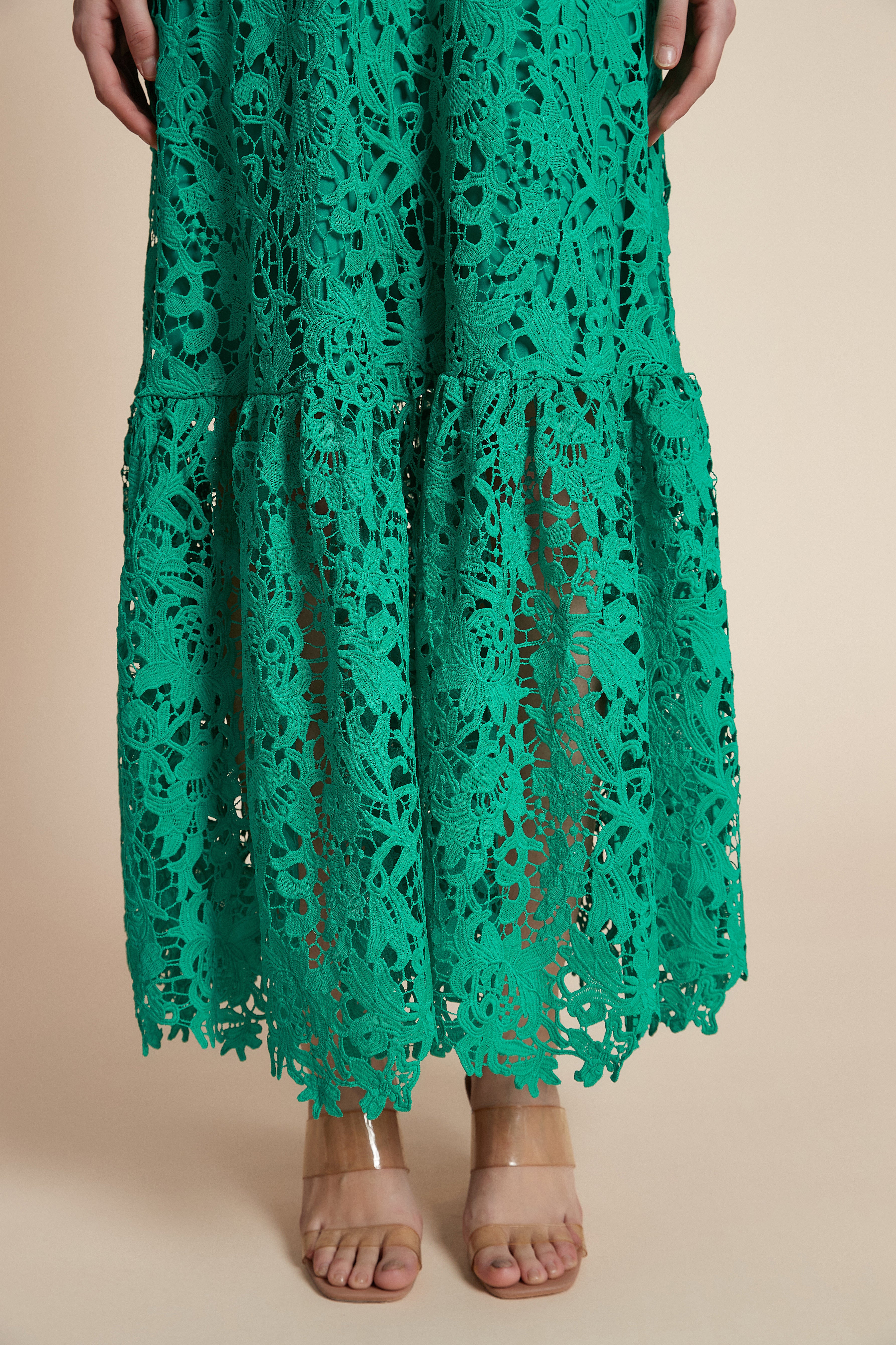 فستان ماكسي من الدانتيل بأكمام طويلة