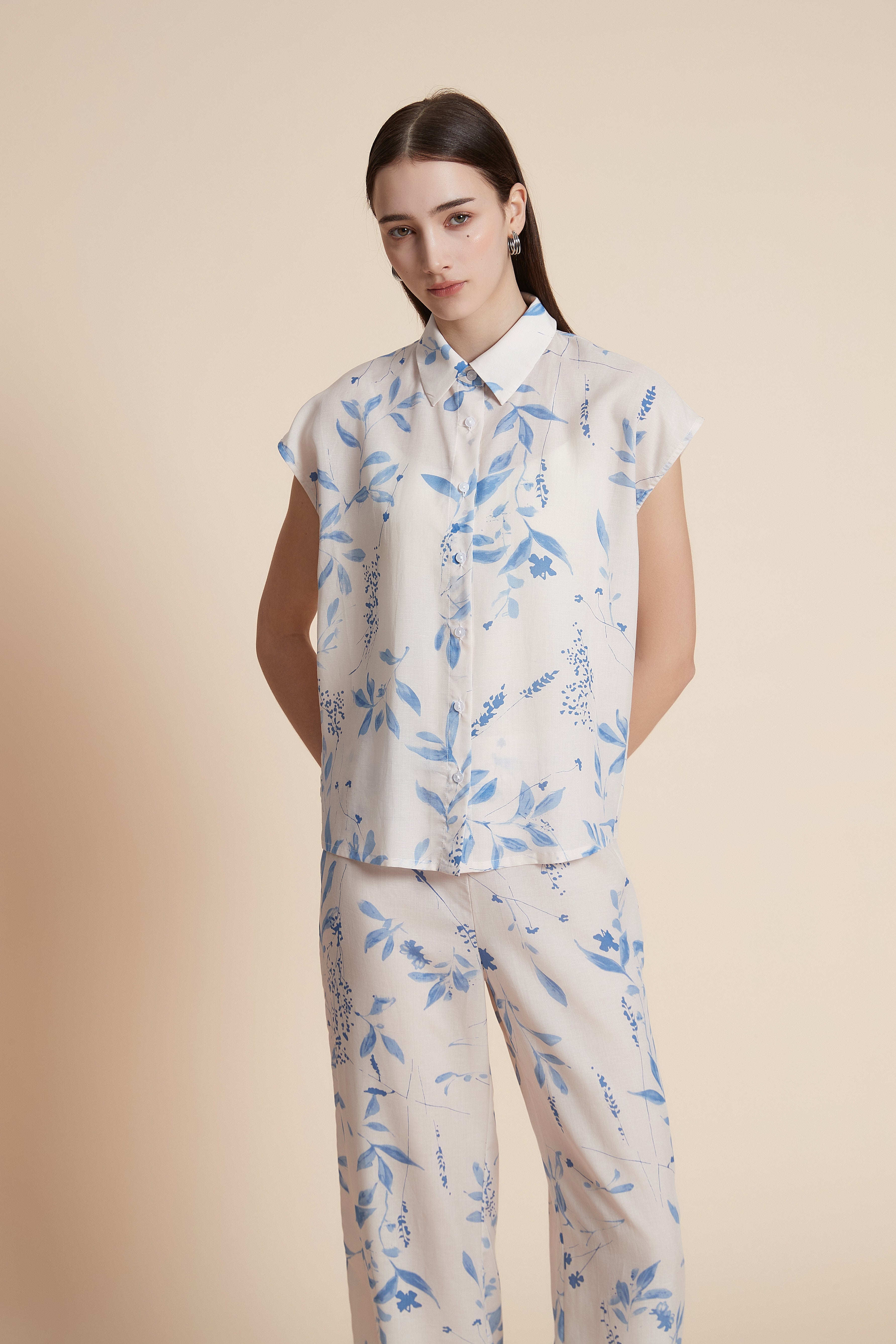 بلوزة بطول الخصر طبعة ازهار بدون أكمام